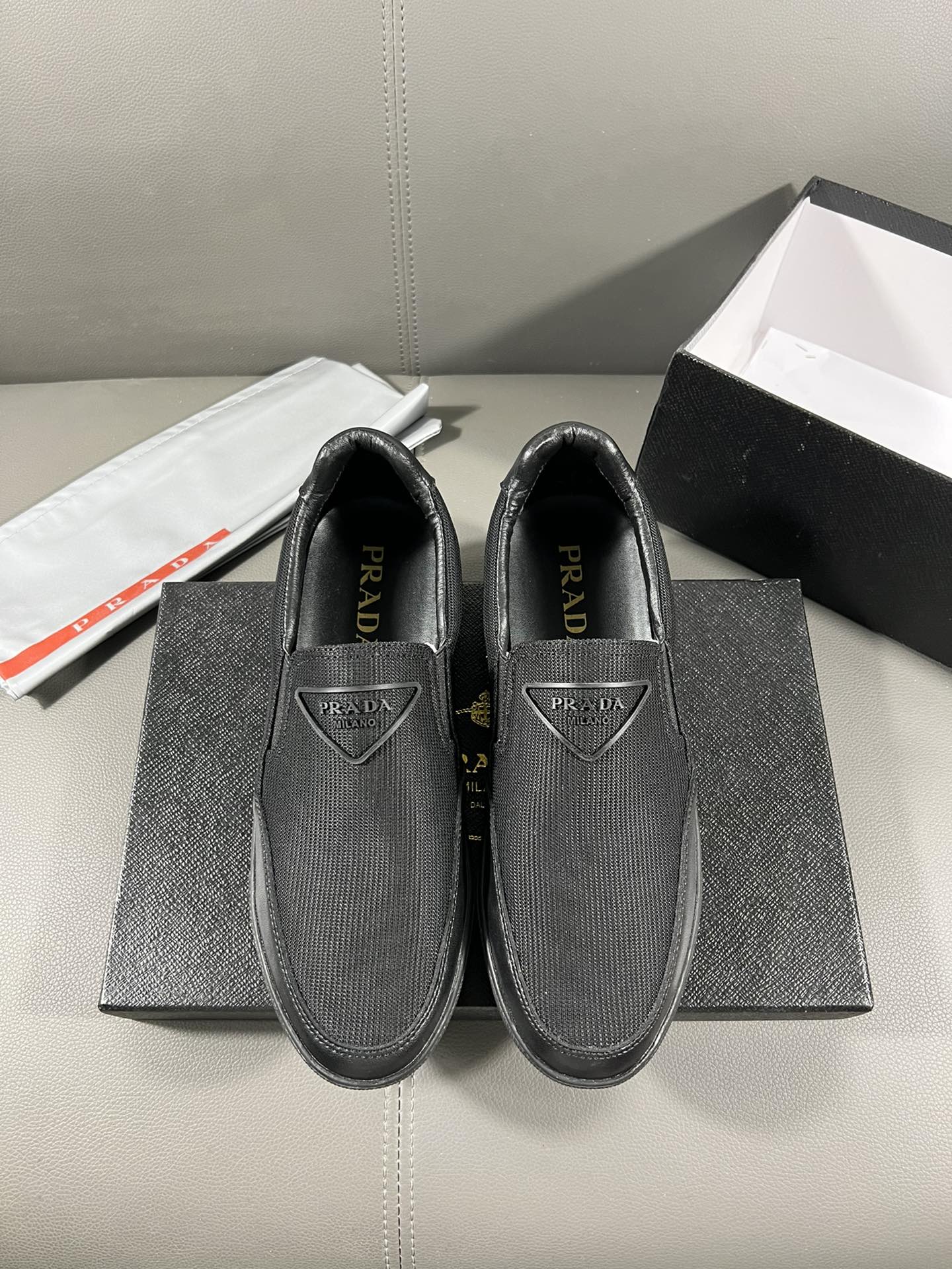 I5 普拉达官网最休闲时尚男鞋，爆款版型简洁大气，潮男专属.独有的官网最新品牌元素元素古奇原版装饰，时尚又大方，面料原版牛皮透气内里，官网指定耐磨休闲大底，专柜经典款实物拍摄38-44，