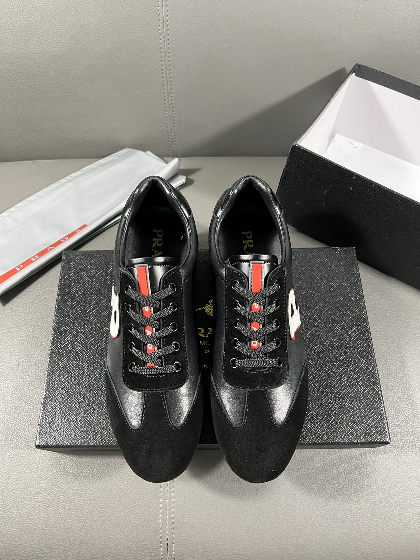 I5 普拉达官网最休闲时尚男鞋，爆款版型简洁大气，潮男专属.独有的官网最新品牌元素元素古奇原版装饰，时尚又大方，面料原版牛皮透气内里，官网指定耐磨休闲大底，专柜经典款实物拍摄38-44，