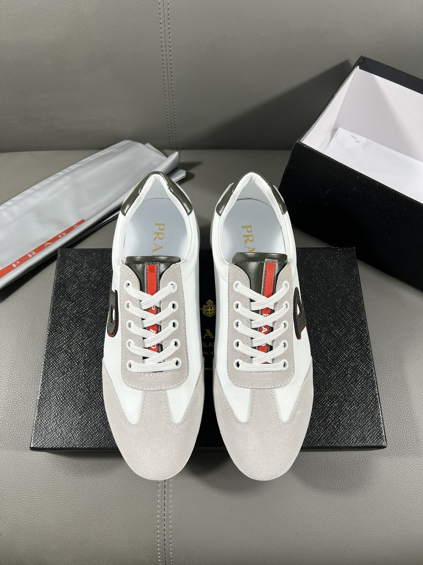 I5 普拉达官网最休闲时尚男鞋，爆款版型简洁大气，潮男专属.独有的官网最新品牌元素元素古奇原版装饰，时尚又大方，面料原版牛皮透气内里，官网指定耐磨休闲大底，专柜经典款实物拍摄38-44，