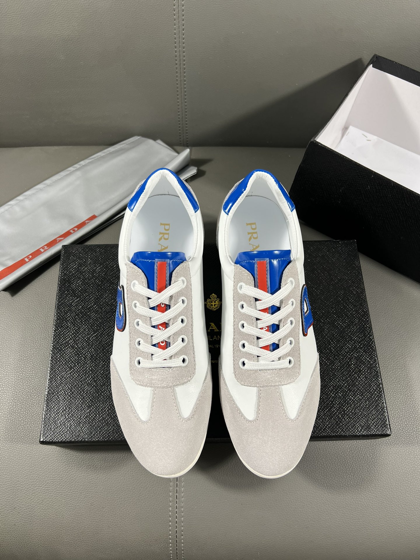 I5 普拉达官网最休闲时尚男鞋，爆款版型简洁大气，潮男专属.独有的官网最新品牌元素元素古奇原版装饰，时尚又大方，面料原版牛皮透气内里，官网指定耐磨休闲大底，专柜经典款实物拍摄38-44，