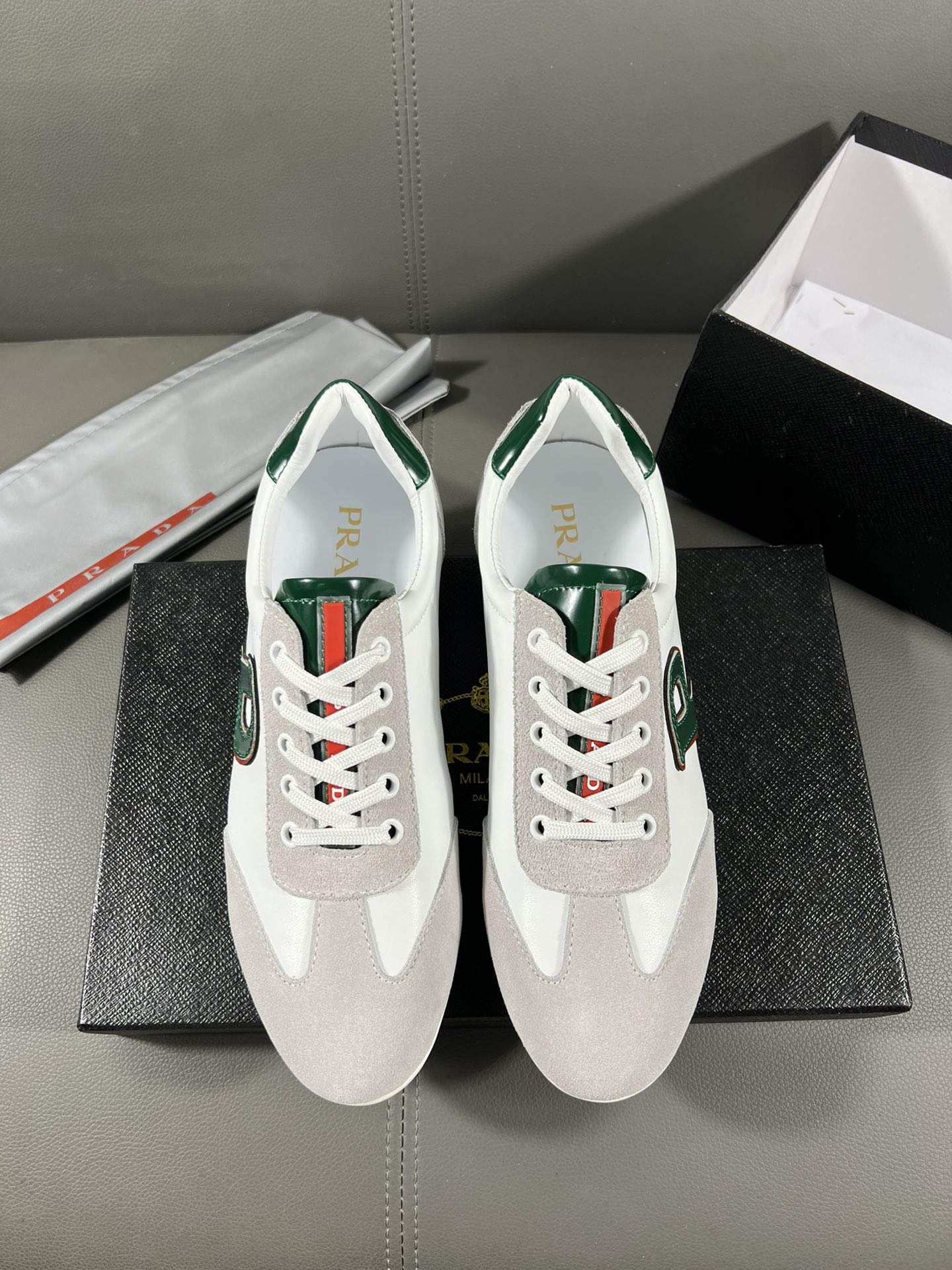 I5 普拉达官网最休闲时尚男鞋，爆款版型简洁大气，潮男专属.独有的官网最新品牌元素元素古奇原版装饰，时尚又大方，面料原版牛皮透气内里，官网指定耐磨休闲大底，专柜经典款实物拍摄38-44，”},”is_vip”:false,”time”:”09\/18