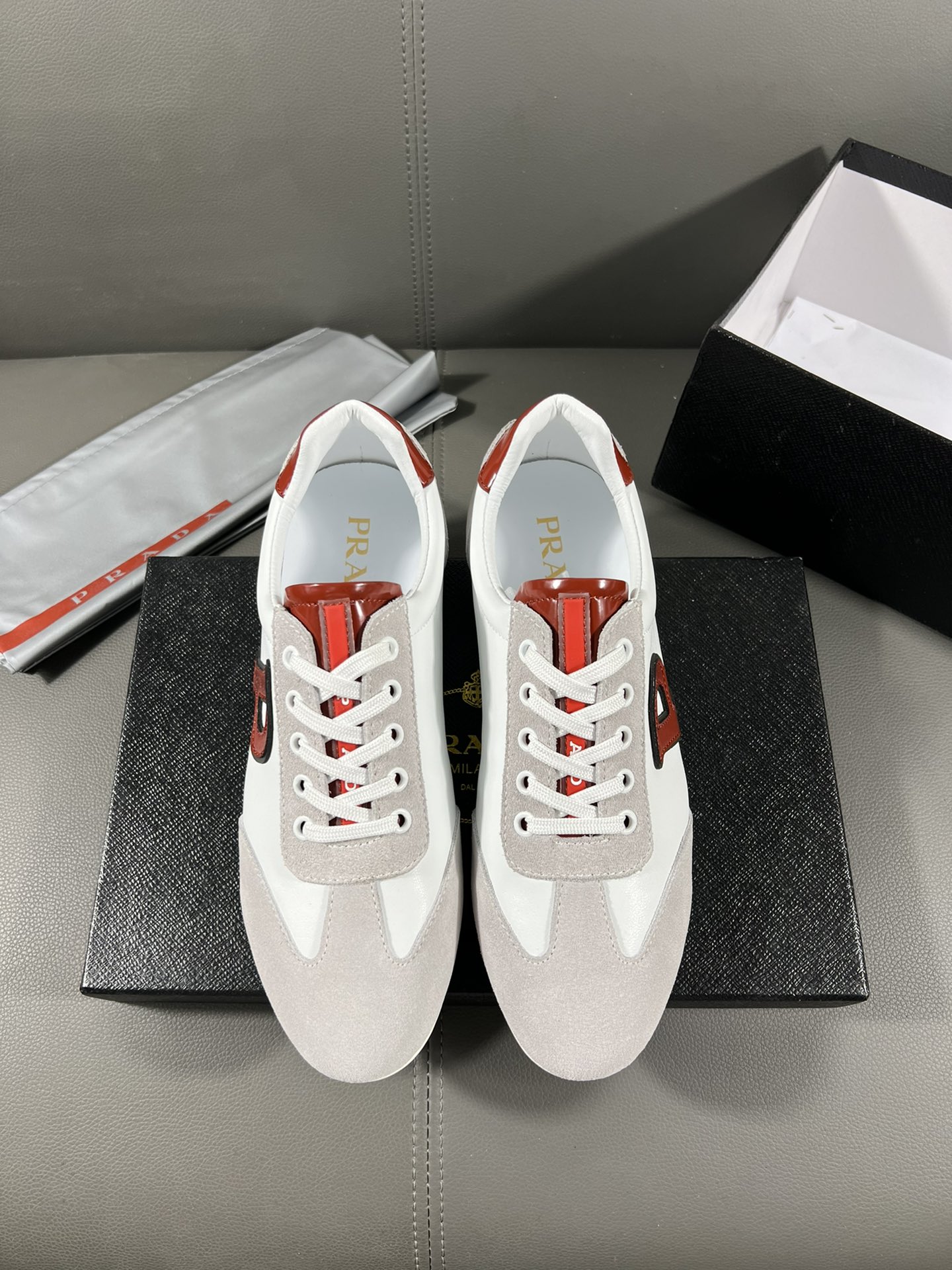 I5 普拉达官网最休闲时尚男鞋，爆款版型简洁大气，潮男专属.独有的官网最新品牌元素元素古奇原版装饰，时尚又大方，面料原版牛皮透气内里，官网指定耐磨休闲大底，专柜经典款实物拍摄38-44，