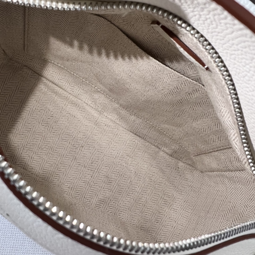 L⊚℮w℮🌟 🔥小号粒面牛皮革Puzzle 手袋🌟🆕新色LOEW推出的首次亮相手提包*长方体形状和精确的