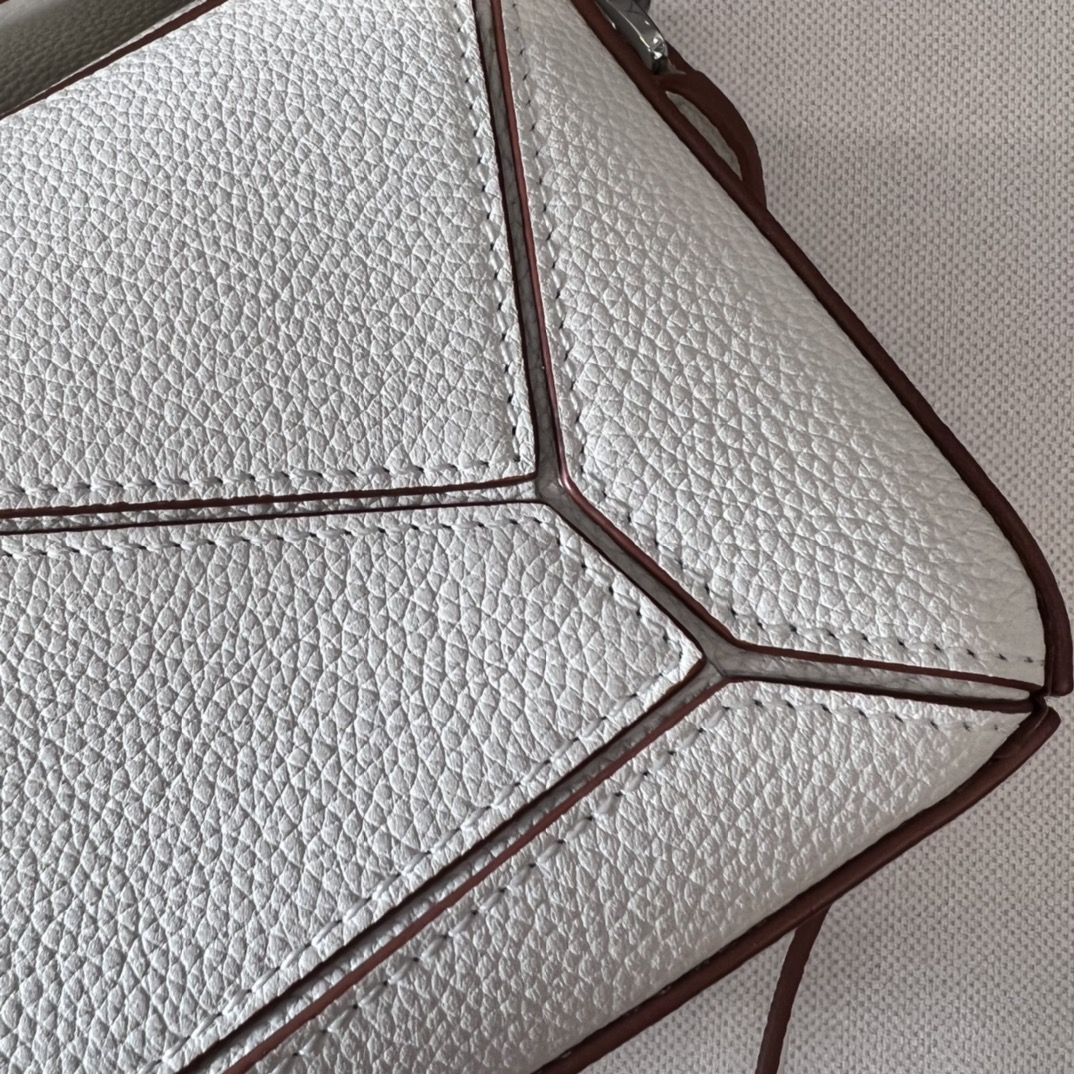 L⊚℮w℮🌟 🔥小号粒面牛皮革Puzzle 手袋🌟🆕新色LOEW推出的首次亮相手提包*长方体形状和精确的