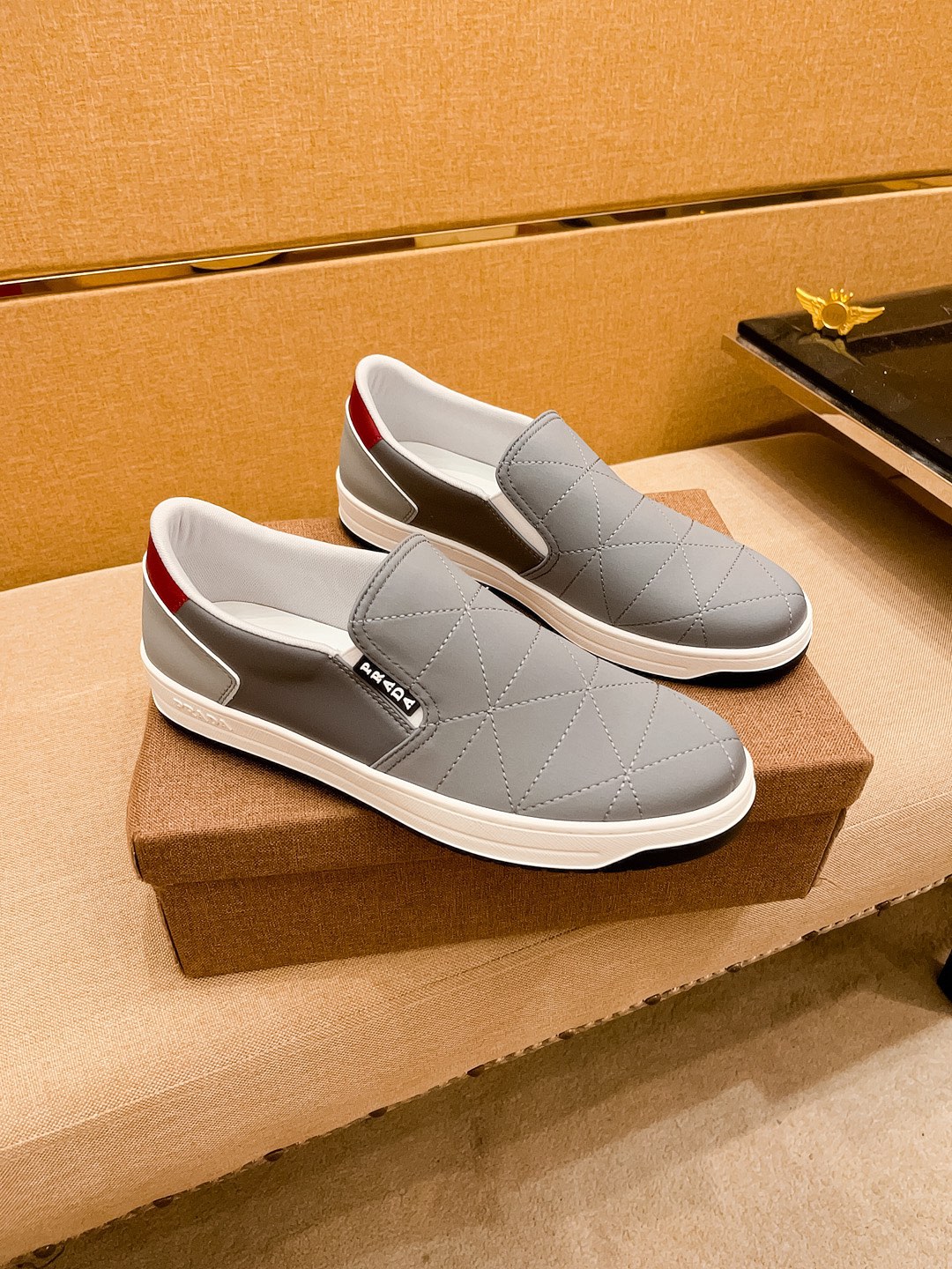 NO:345905,[Prada] High-end men's shoes brand Official website 11's latest masterpiece upper is made of Italian imported cowhide, comfortable and breathable inner lining, original non-slip and wear-resistant sole, making walking more convenient and comfortable!  Exclusive new style, amazing work, beautiful 11 ​​replica [color] compared to the official quality!  Create a fashionable personality to set off your uniqueness!  Must-have for trendy men! Classic daily size: 38-44 Color Multi-color optional, prada, cowhide19860909【普拉达】男鞋高端品牌 官网11最新力作鞋面采用意大利进口头层牛皮搭配 舒适透气内里原版防滑耐磨大底制作,让行走更加便捷舒适！独家新款,惊世之作,与官方的质量相比美的11复刻[色]！打造时尚个性衬托你的与众不同！潮男必备!经典日尺码: 38-44 颜色 多色可选,,prada,cowhide,Men's shoes