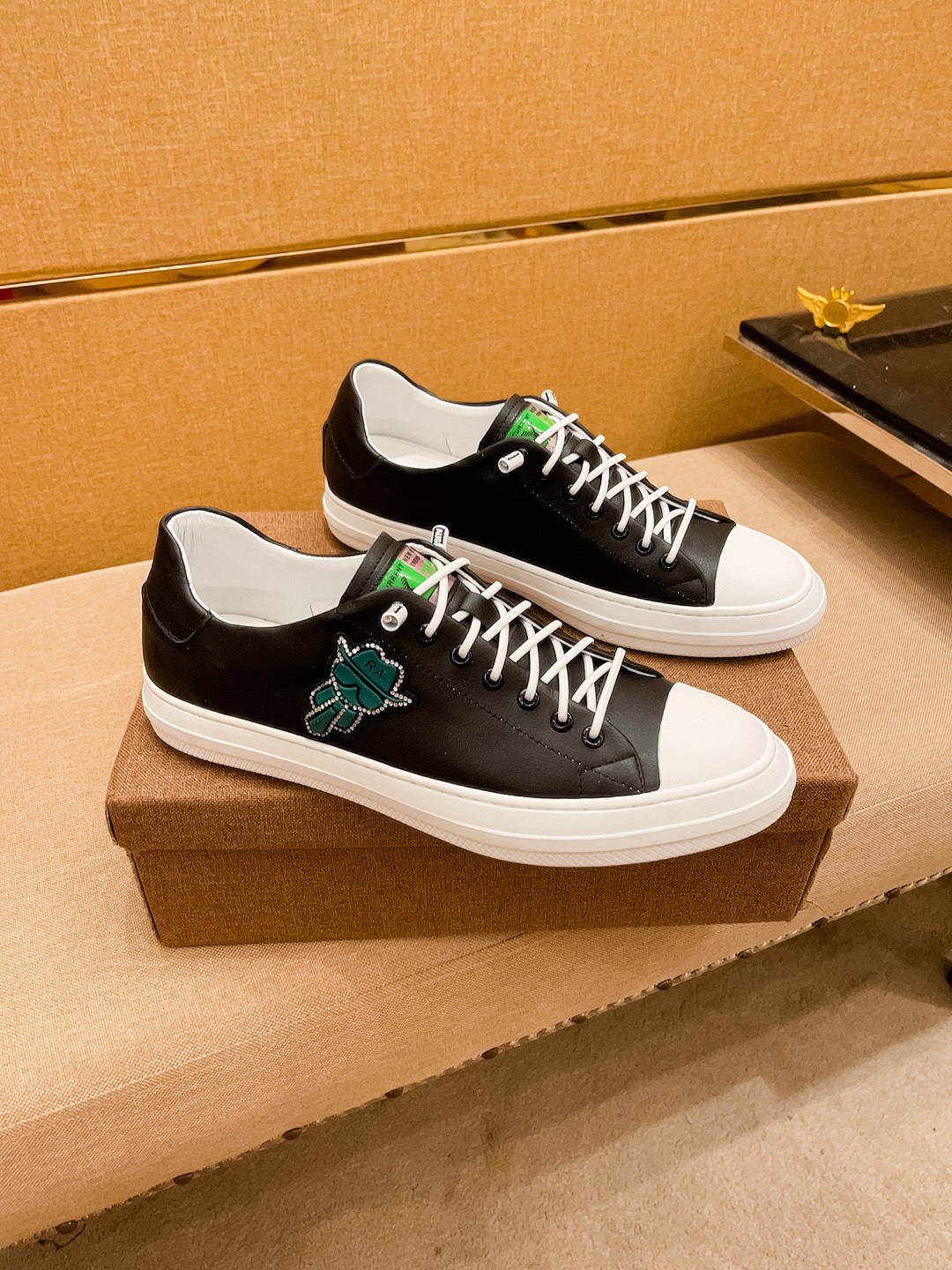 I0  Fendi 芬迪  男鞋高端品牌 官网1：1最新力作：鞋面采用意大利进口头层牛皮搭配 舒适透气内里原版防滑耐磨大底制作，让行走更加便捷舒适，惊世之作，与官方的质量相比美的1：1复刻[色]打造时尚个性衬托你的与众不同潮男必备!经典