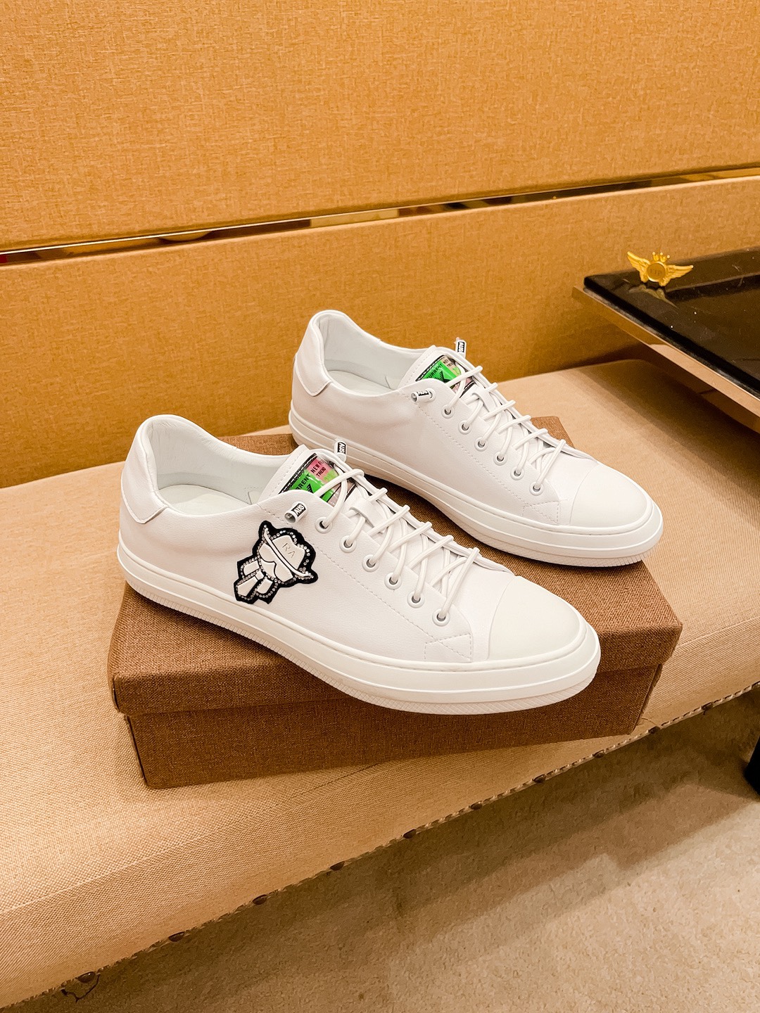 I0  Fendi 芬迪  男鞋高端品牌 官网1：1最新力作：鞋面采用意大利进口头层牛皮搭配 舒适透气内里原版防滑耐磨大底制作，让行走更加便捷舒适，惊世之作，与官方的质量相比美的1：1复刻[色]打造时尚个性衬托你的与众不同潮男必备!经典