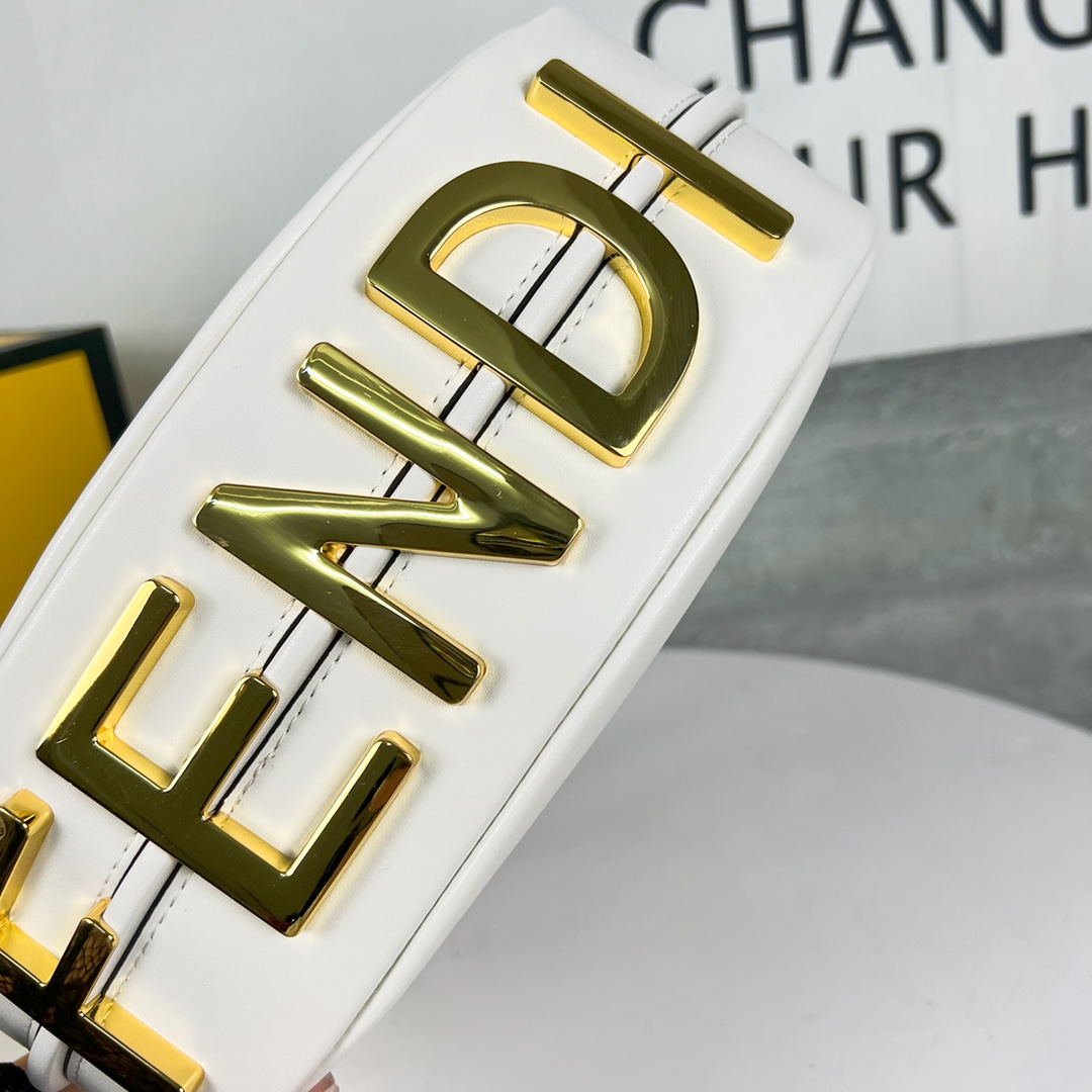 。链条⛓️另外加30🆕小号金色出货
FEND1prap-hy腋下包，以月牙造型为特色，把经典金属大Log