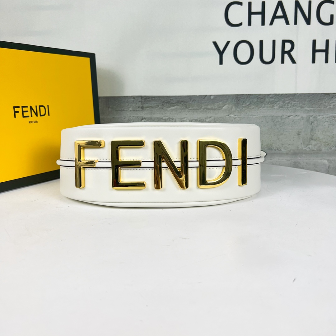 。链条⛓️另外加30🆕小号金色出货
FEND1prap-hy腋下包，以月牙造型为特色，把经典金属大Log