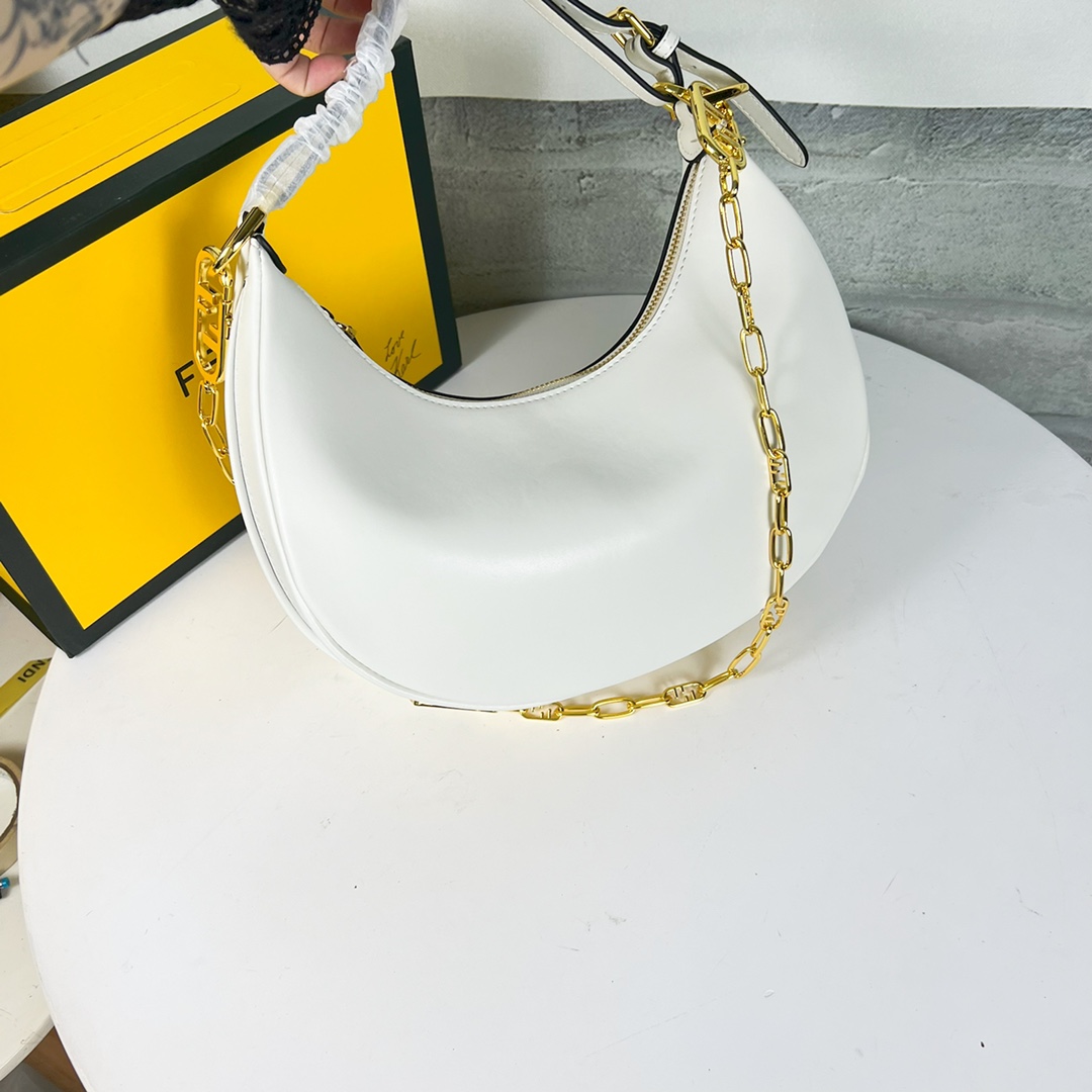 。链条⛓️另外加30🆕小号金色出货
FEND1prap-hy腋下包，以月牙造型为特色，把经典金属大Log