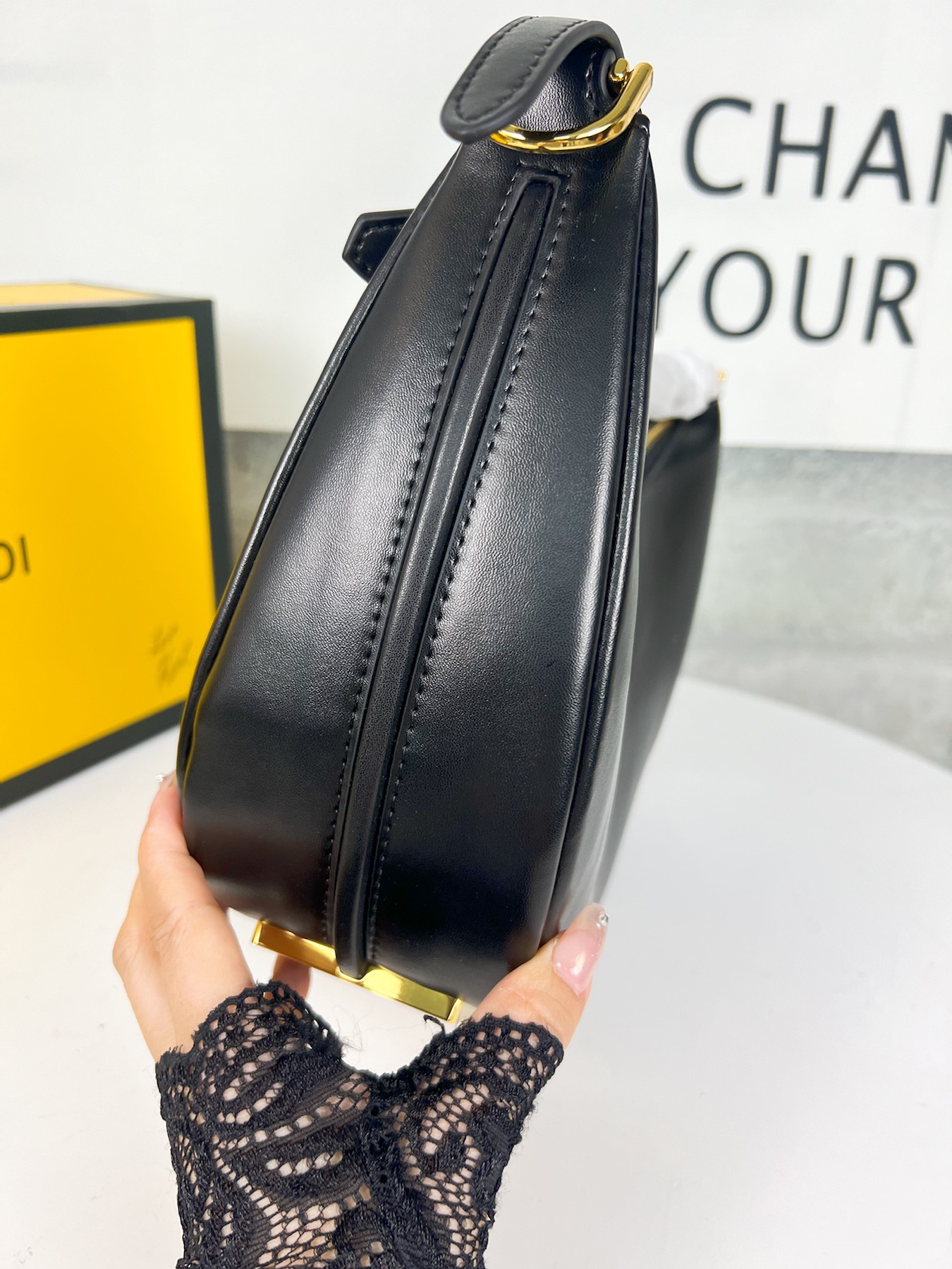 。链条⛓️另外加30🆕小号金色出货
FEND1prap-hy腋下包，以月牙造型为特色，把经典金属大Log