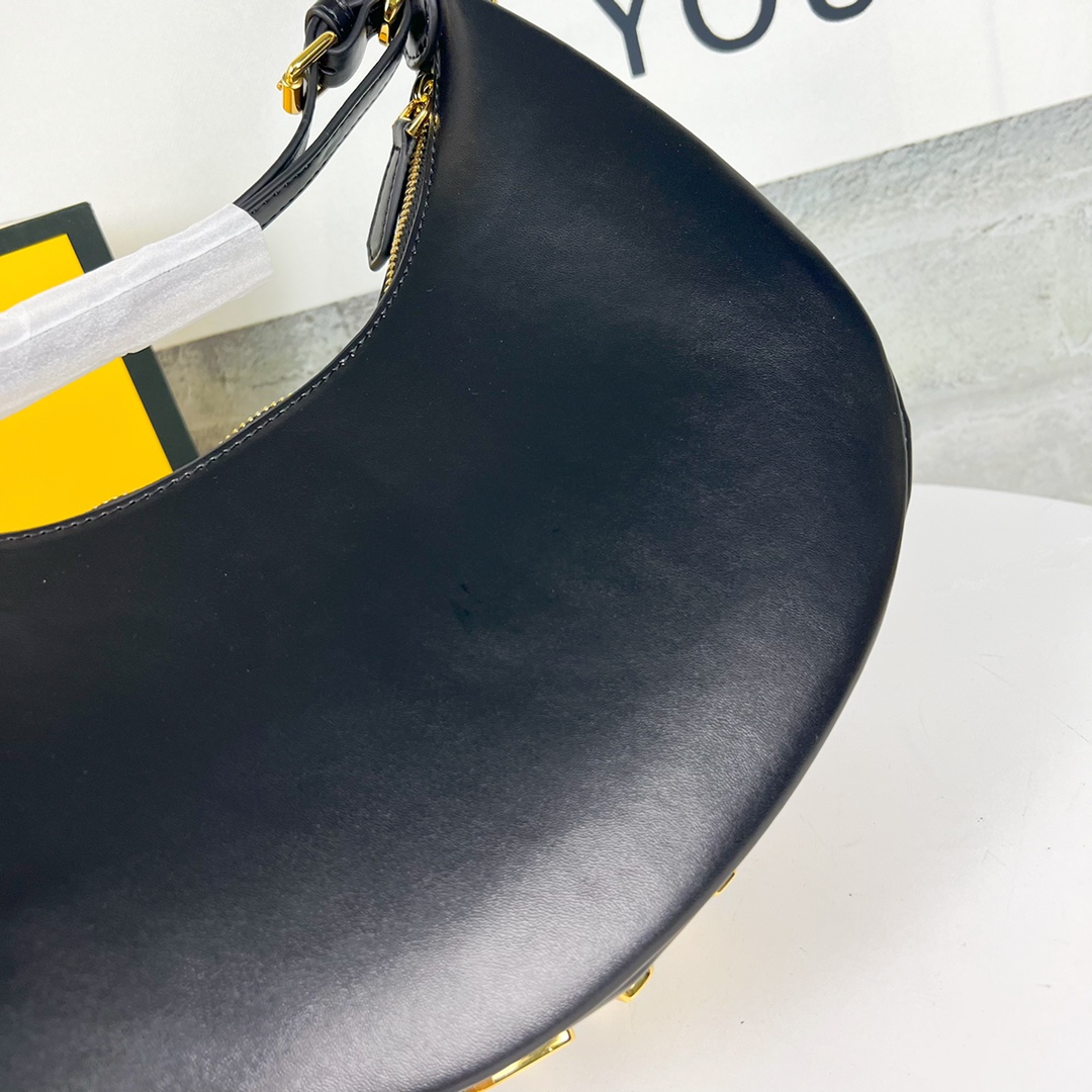 。链条⛓️另外加30🆕小号金色出货
FEND1prap-hy腋下包，以月牙造型为特色，把经典金属大Log