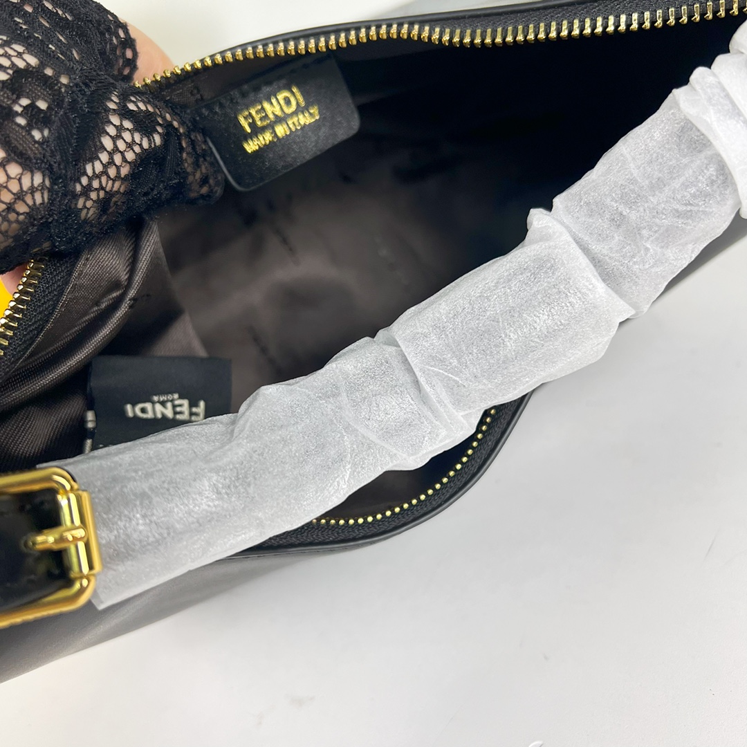 。链条⛓️另外加30🆕小号金色出货
FEND1prap-hy腋下包，以月牙造型为特色，把经典金属大Log