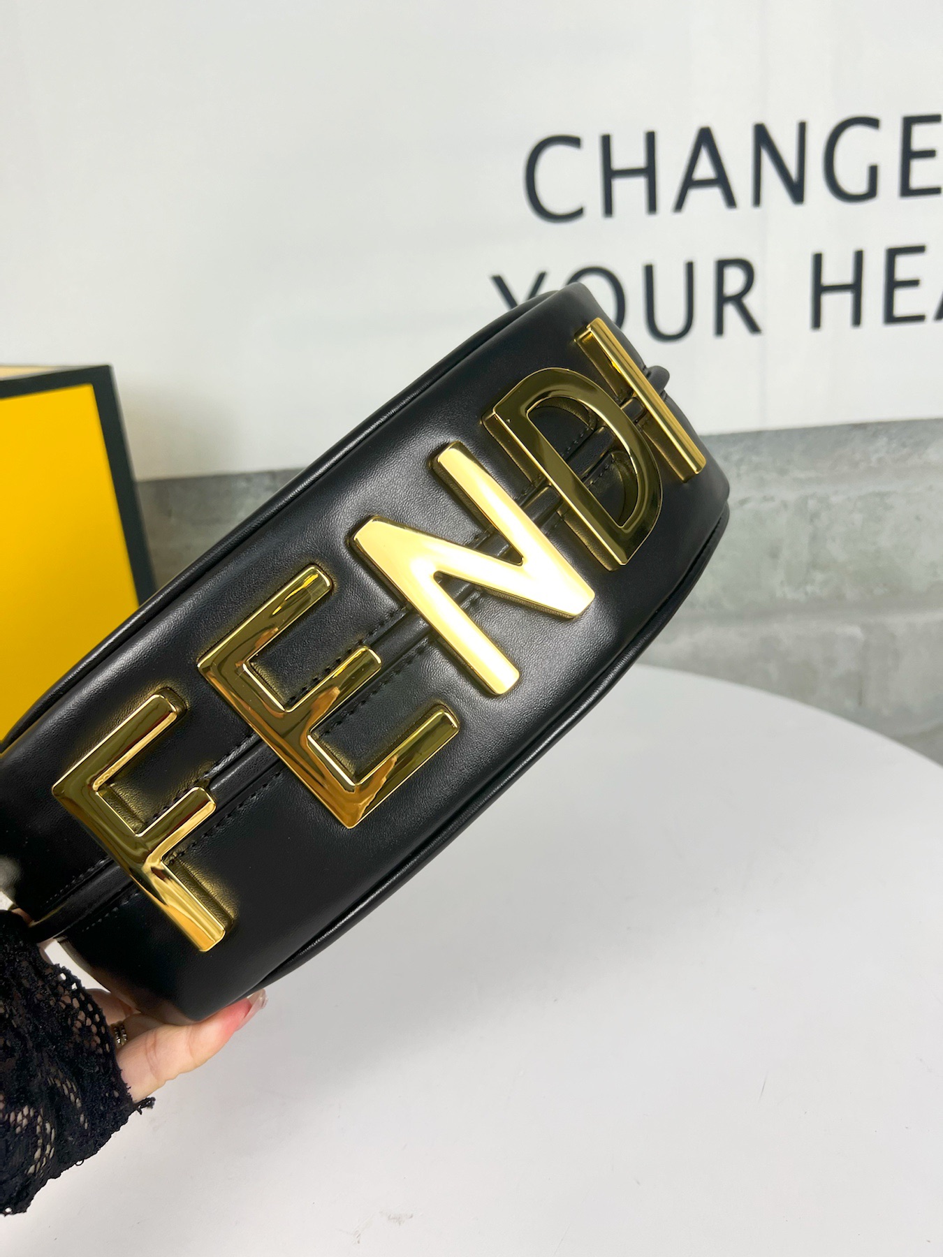 。链条⛓️另外加30🆕小号金色出货
FEND1prap-hy腋下包，以月牙造型为特色，把经典金属大Log