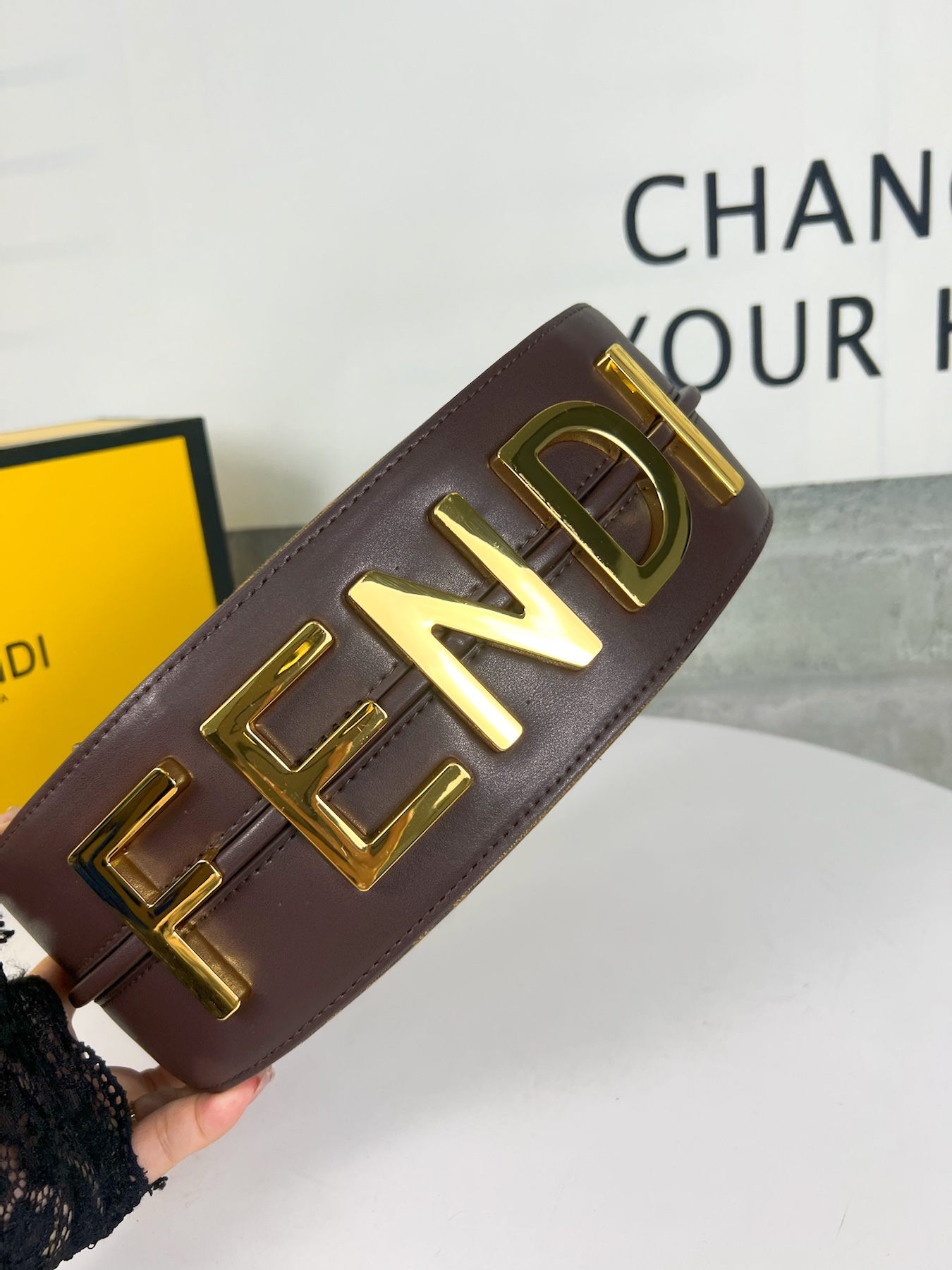  。链条⛓️另外加30🆕小号金色出货
FEND1prap-hy腋下包，以月牙造型为特色，把经典金属大Lo