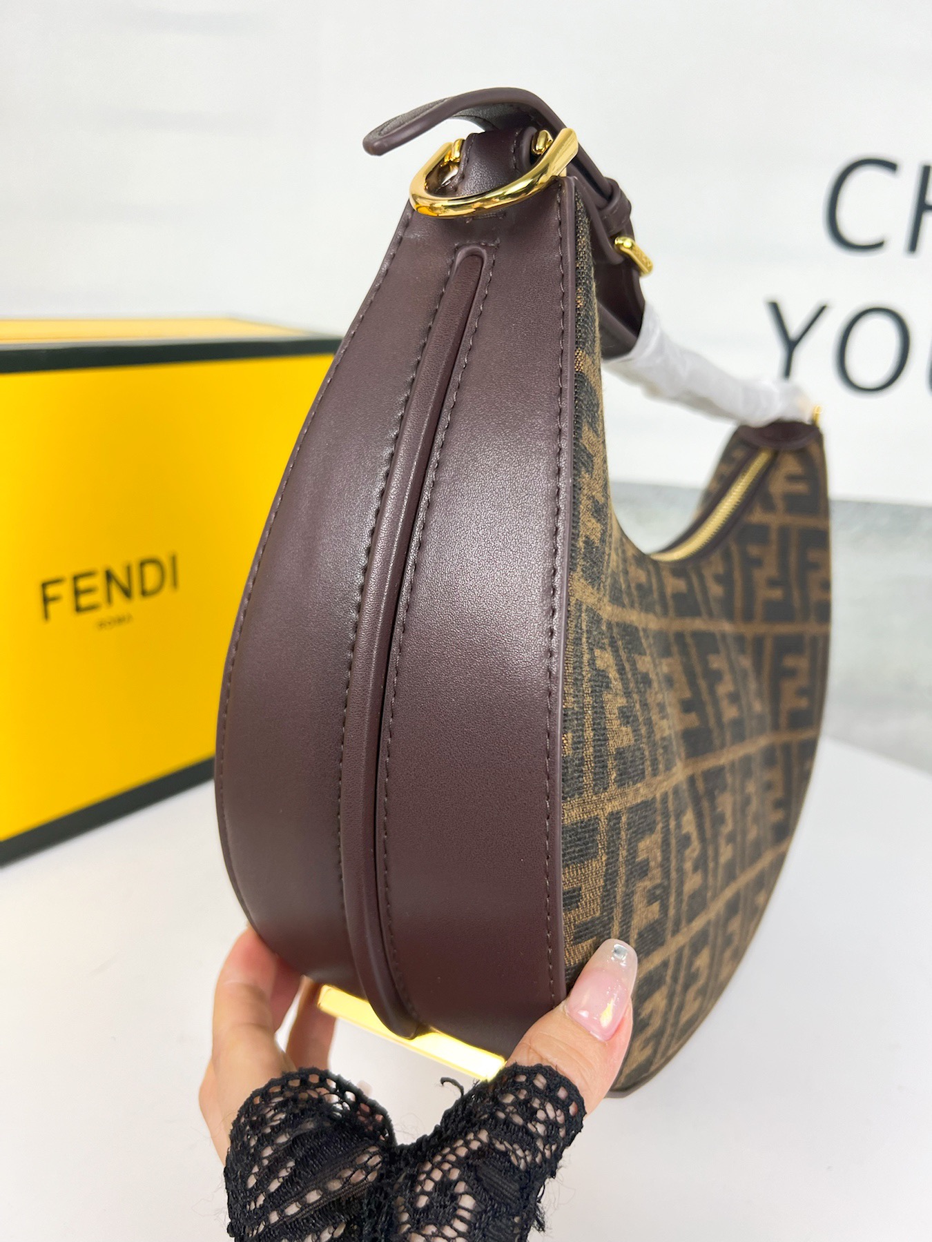  。链条⛓️另外加30🆕小号金色出货
FEND1prap-hy腋下包，以月牙造型为特色，把经典金属大Lo