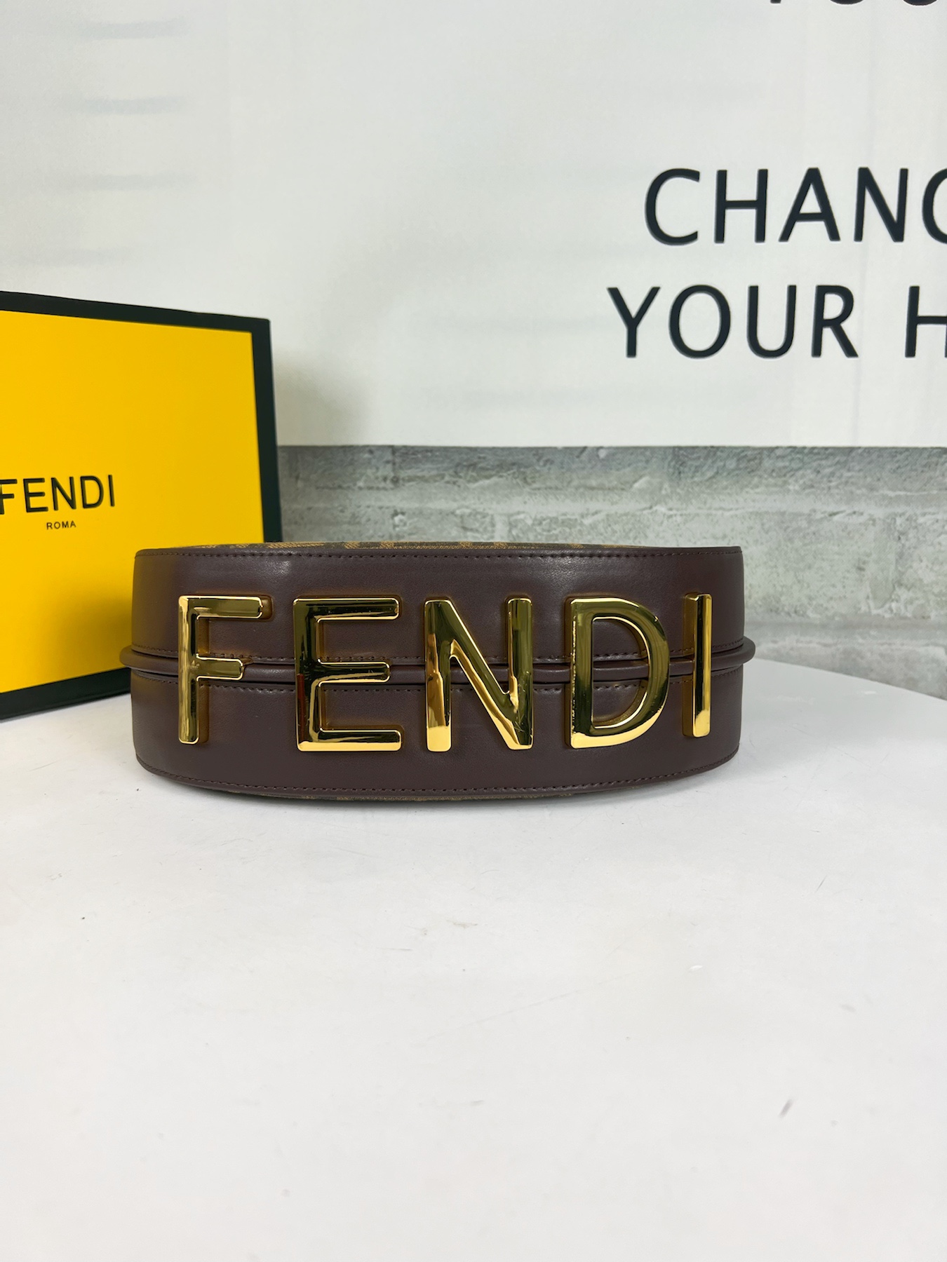  。链条⛓️另外加30🆕小号金色出货
FEND1prap-hy腋下包，以月牙造型为特色，把经典金属大Lo