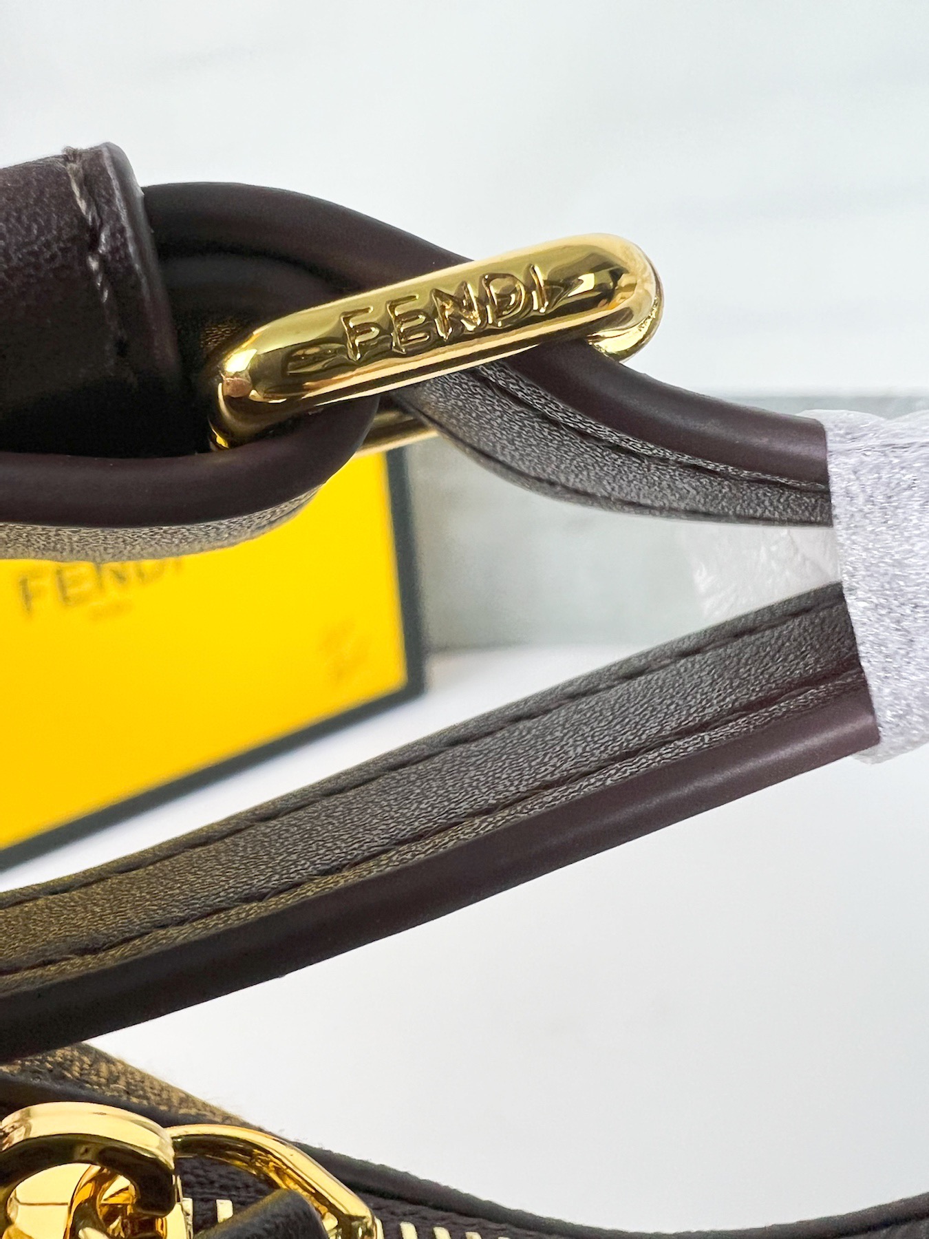  。链条⛓️另外加30🆕小号金色出货
FEND1prap-hy腋下包，以月牙造型为特色，把经典金属大Lo