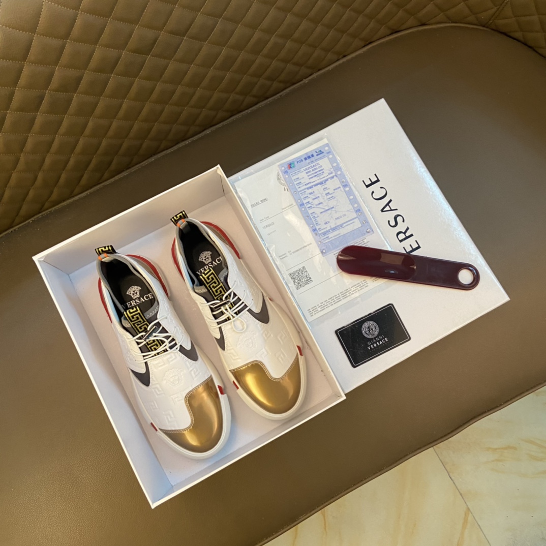 I5   Versace 范思哲 ～独领风骚2022经典低帮懒人款,瓦莎琪压花纹 材料：进口头层小牛皮,羊皮内里 欧美大师独特版面设计 完美打造专柜品质 耐磨仿滑原版大底 青年乐福款 休闲运动板鞋超级舒服.码数：38-44,45订做. 黑色 白蓝色 白金色 选