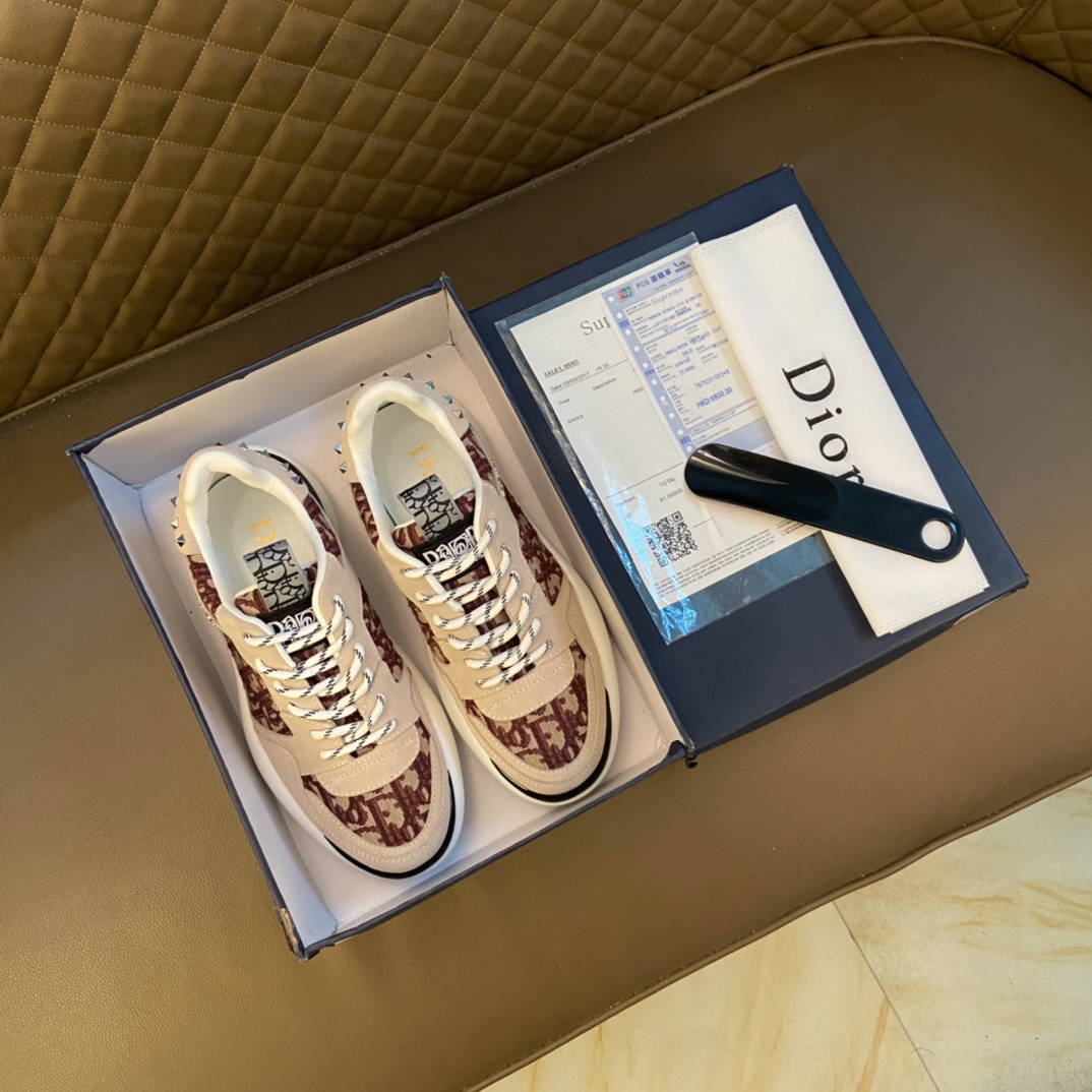 J0 Dior 迪奥  2022 低帮休闲运动鞋,采用进口头层牛皮打造,金属logo装饰,原版橡胶鞋底、鞋口带有品牌标志性细节,提升格调.时尚百搭,可为各式造型增光添彩.塑造独具动感活力与摩登气息的精致设计,这款全新必备鞋履为迪奥 Dior 的典藏传承再赋新彩,尽显现代优雅格调.男鞋：38-44 45订做 黑色 白红色