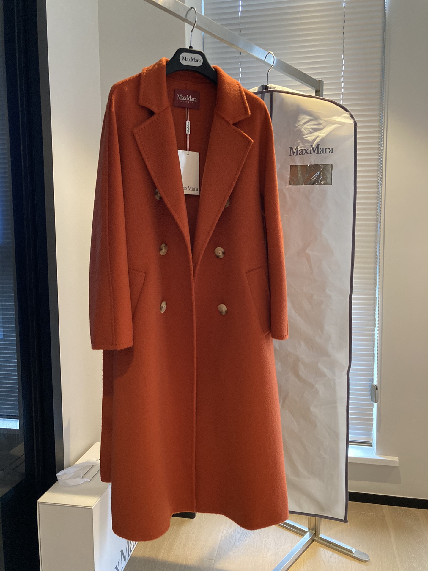 NO:638353,Real high-end goods. Counter 5000+ MaxMar* 101801. Made of top-grade 90 Australian wool and 10 cashmere water ripples. This version is really invincible. The water wave texture cannot be imitated by ordinary small factories. Two sizes sm. S bust 102. Length 108. Flash sale, special price. No refunds, no exchanges, no free shipping, alexander wang19860909真正的高端狠货 专柜5000+ MaxMar* 101801 采用顶级90澳毛10羊绒水波纹 这版型真的无敌了 这水波质感不是普通小工厂能仿出来的 sm两码 s胸围102 衣长108 福利秒杀,特价 不退不换不包邮,alexander wang,Women's clothing