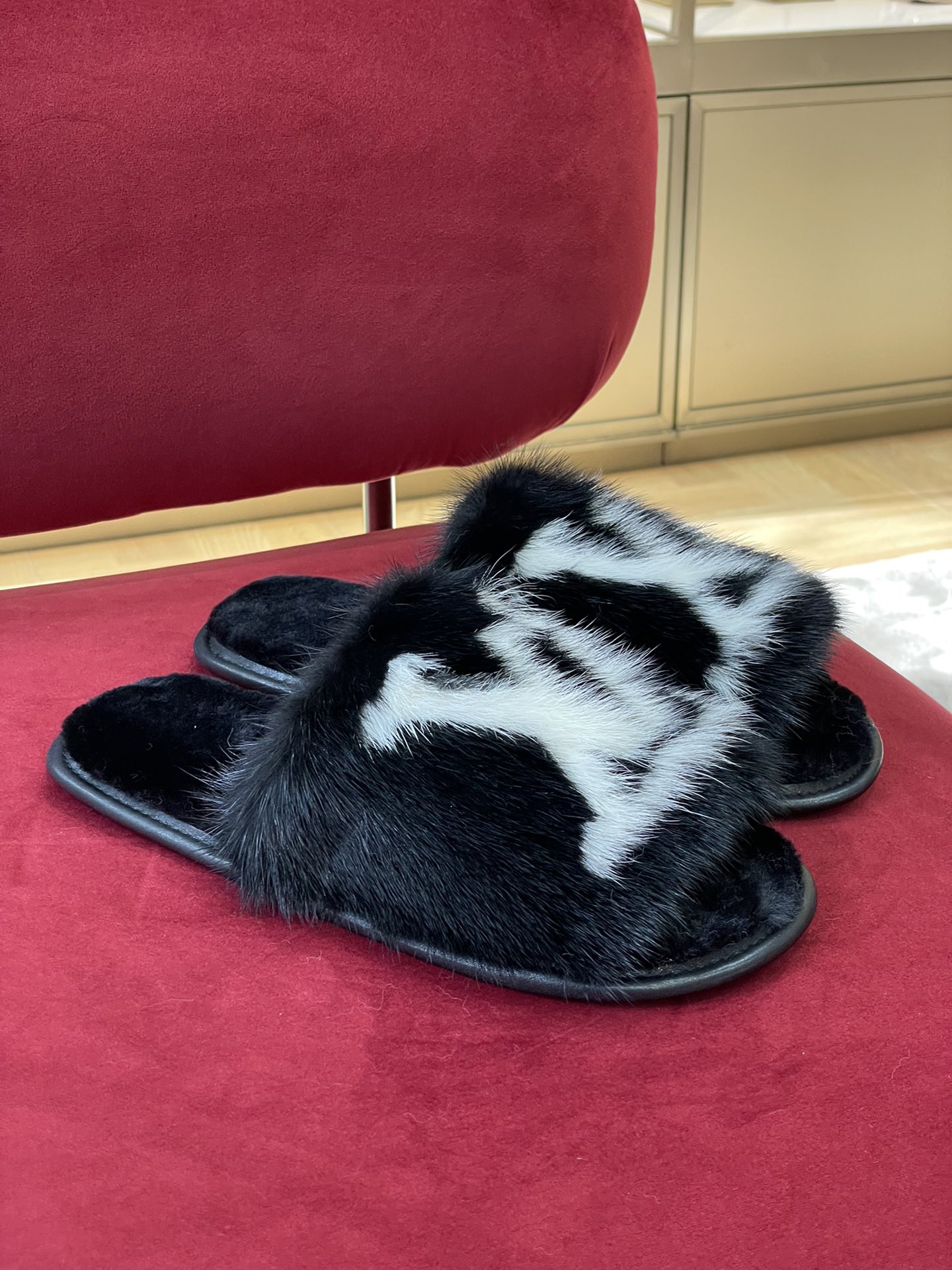 NO:563371,Top quality louis vuitt...on classic home slippers. Mink fur material, full of high-end feel. Light and comfortable, real mink, unparalleled touch. Top quality 35-41, fur shoes and slippers, louis vuitton, slippers19860909顶级品质 louis vuitt…on 经典家居拖鞋 水貂毛材质,高级感拉满 轻薄舒适,真水貂,触感无与伦比 顶级精品35-41,毛毛鞋拖鞋,louis vuitton,slippers,Women's Shoes