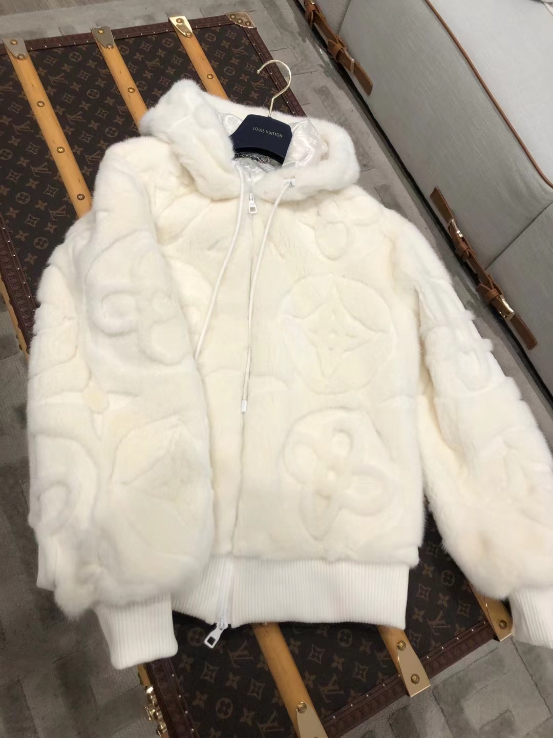 NO:660675,Shanghai counter genuine synchronized heavy industry mink Lv official website new product recommended by star models. The original one-to-one replica has aged gold hardware and is very textured. Imported velvet, top-grade mink. Only good mink is used. If it is domestic mink, it will have a great smell. These mink skins are all auctioned in Hong Kong. The quantity is very small. It is comparable to the original version. The popular model for men and women is recommended. Size S----3XL code, Louis Vuitton-clothing, louis vuitton, louis  vuitton, 19860909上海专柜正品同步重工水貂Lv 官网新品 明星模特推荐款.原版一比一复刻做旧金色五金 很有质感 进口天鹅绒 顶级水貂 水貂只用好的,如果国产貂的话会有很大的味道 这些貂皮全部是香港拍卖回来的.量很少.可以媲美原版. 男女同款爆款推荐. 码数S----3XL 编码,路易威登-服装,louis vuitton,louis vuitton, ,Women's clothing