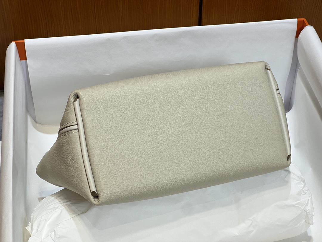 Elegant Mini 24/24 Leather Shoulder Bag, Versatile Handbag with Top Handle 5 i1663487492 6111 4