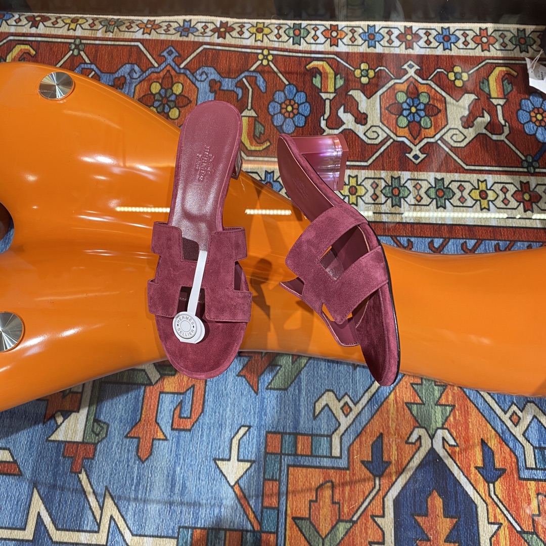 NO:242896,, H Family Classic Oran Slippers, please note that the basic footbeds of this slipper heel are different in the past. This is the latest method of the counter. The newly opened high-elastic latex mat core, the whole sheepskin whole pack footbed, the logo three-dimensional, the recognition is super good, focusing on hand-sewing French wax thread. Imported velvet beef suede, goatskin inner lining, imported Italian original A-grade double-layer leather outsole, the leather midsole perfectly fits, and the comfort of the foot is excellent. The genuine private mold packaging is 34-42 (34.40.41.42 custom-made, no return or exchange), slippers, slippers, sheepskin, chamois leather, Leather soles19860909、H家经典Oran拖鞋注意看这款拖鞋跟以往的基础款垫脚是不同的,这是专柜最新做法,全新开模的高弹乳胶垫芯,全羊皮整包垫脚,logo立体感,辨识度超级好,专注全手工缝制法国蜡线 进口丝绒牛麂皮 ,山羊皮内里,进口意大利原A级双层真皮大底,真皮中底完美契合,上脚舒适度极赞 私模正品包装 码数34-42（34.40.41.42定做不退换）,拖鞋,slippers,sheepskin,chamois leather,Leather soles,Women's Shoes