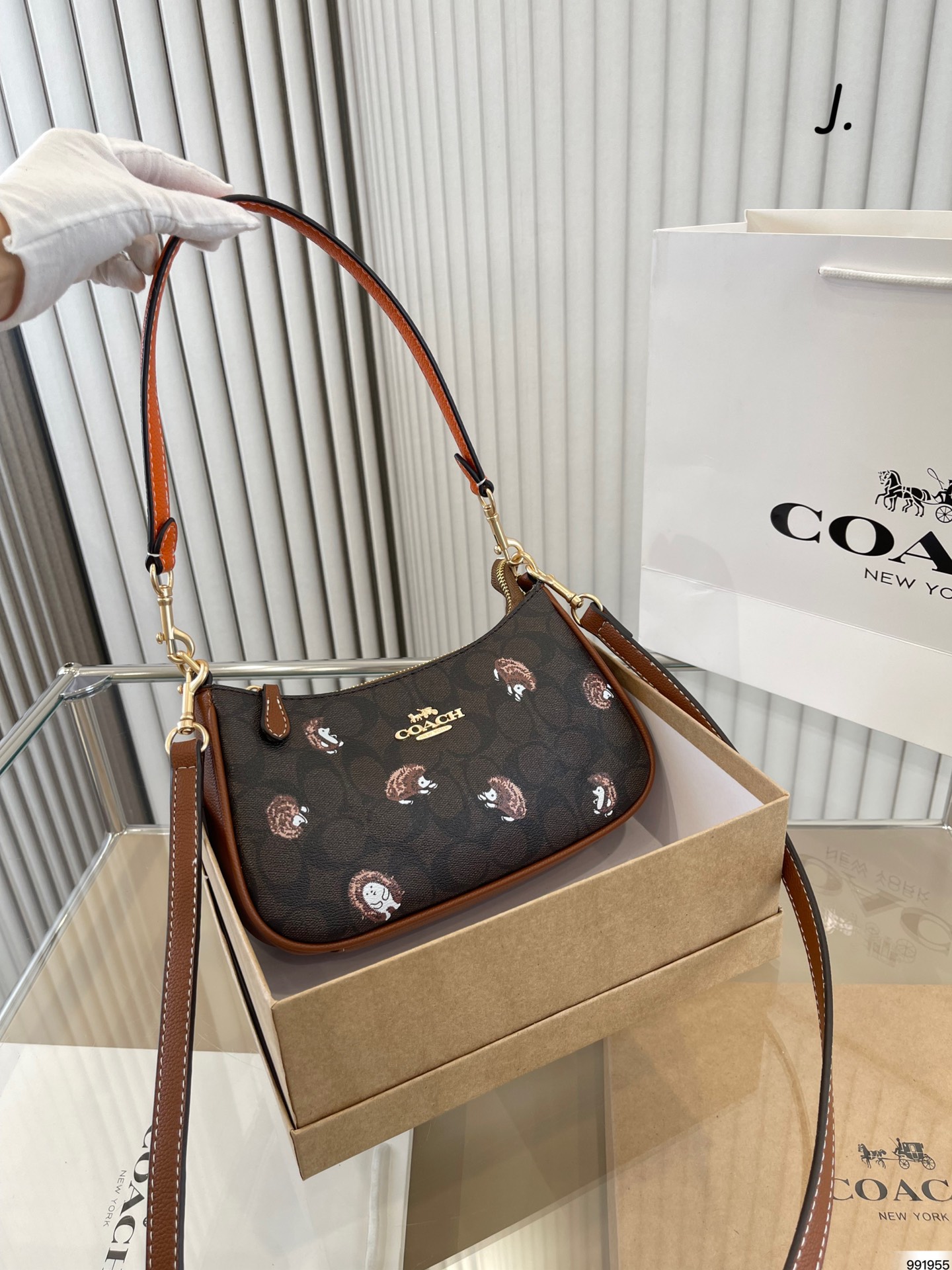 J0 3色配盒  Coach 蔻驰 coach斜挎包 解放双手的可爱宝宝 虽然看着很小巧 但容量很ok哦～ 尺寸24 13 “},”time_stam Coach 蔻驰 coach斜挎包 解放双手的可爱宝宝 虽然看着很小巧 但容量很ok哦～ 尺寸24 13