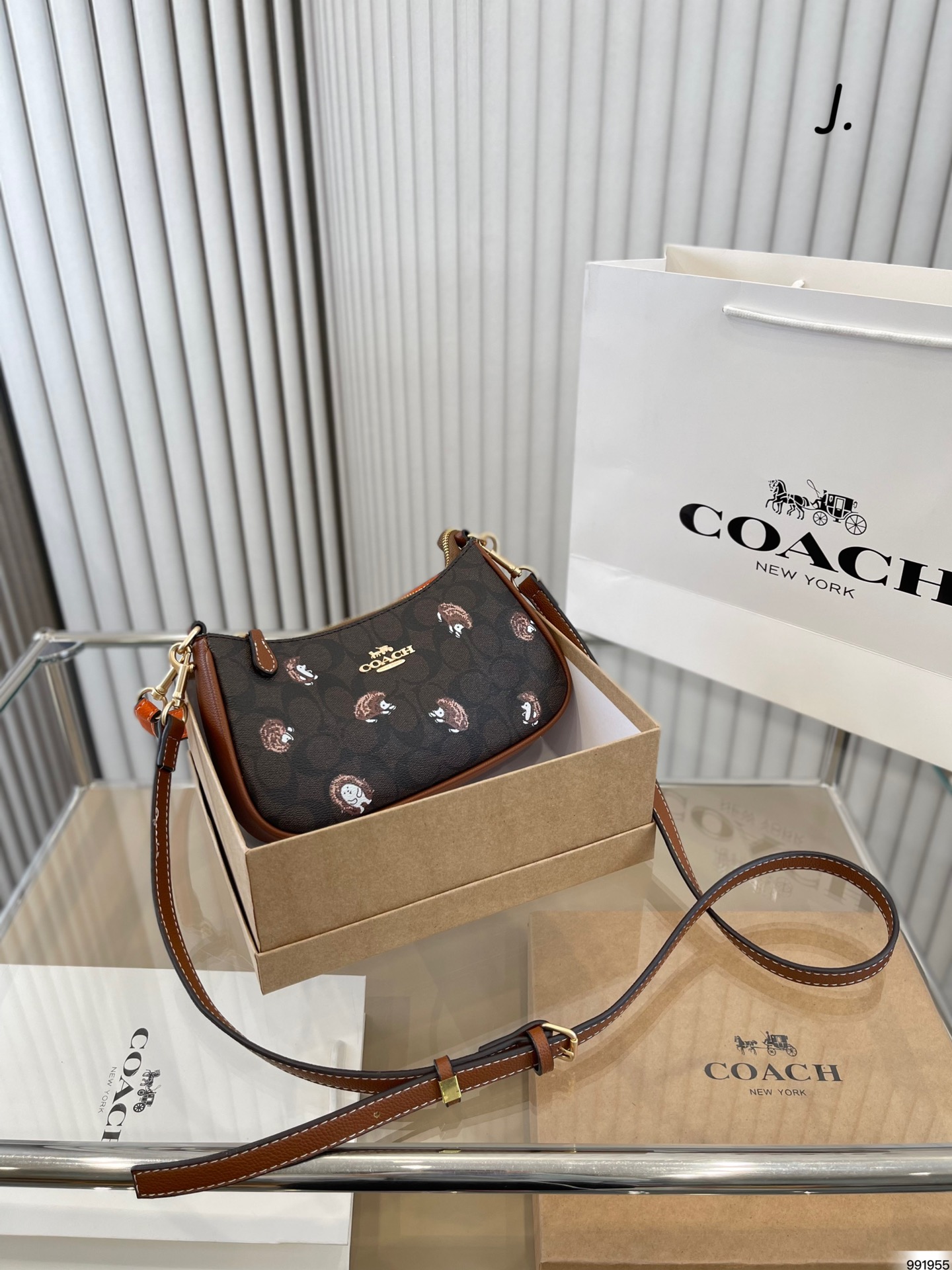 J0 配盒  Coach 蔻驰 coach斜挎包 解放双手的可爱宝宝 虽然看着很小巧 但容量很ok哦～ 尺寸24 13