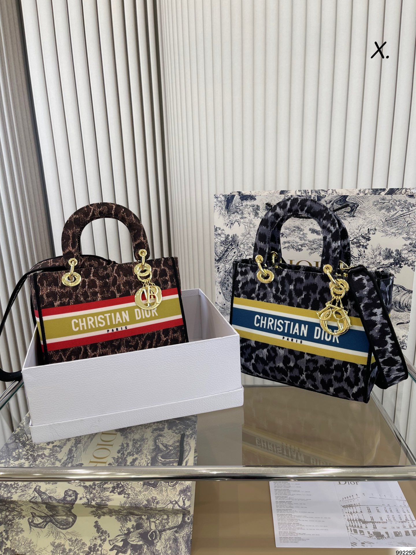 J5 配盒  Dior 迪奥 戴妃包 你值得拥有  Lady D-Lite手袋 这款是将经典优雅的气质与Dior品牌代表的时尚风貌融为 一体。款式轻盈。可手提、肩背或斜挎，可与该系列其他MilleFleurs图案单品轻松搭配。尺寸: 25 20