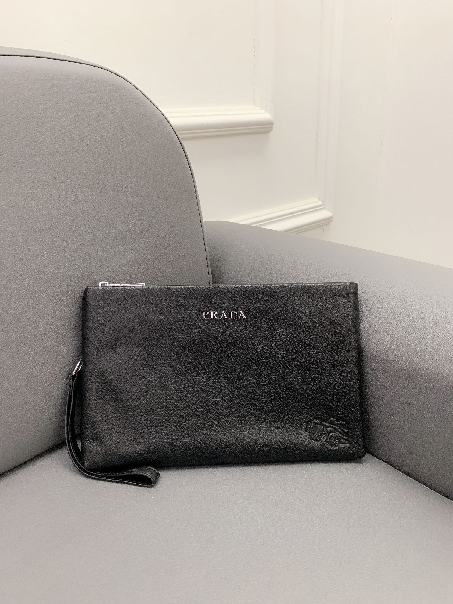 I5  普拉达 Prada  牛皮手拿包 卡包钱包多功能男包 采用精湛镶嵌细工，实物拍摄 原厂原版面料 配送小票礼盒 26 x 18 cm。