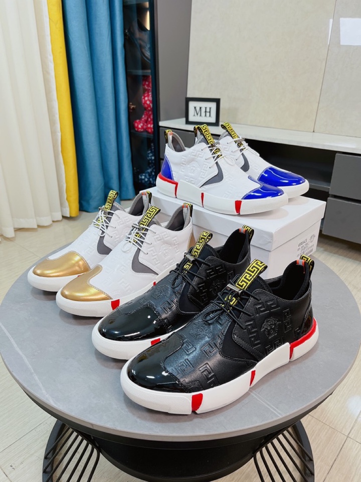 I5 VERSACE 范思哲   巴黎时装走秀款专柜同步上市进口镜面材料反色搭配牛皮压花内里采用真皮皮里,绝对的奢华打造,引领时尚新概念.配码：38-44