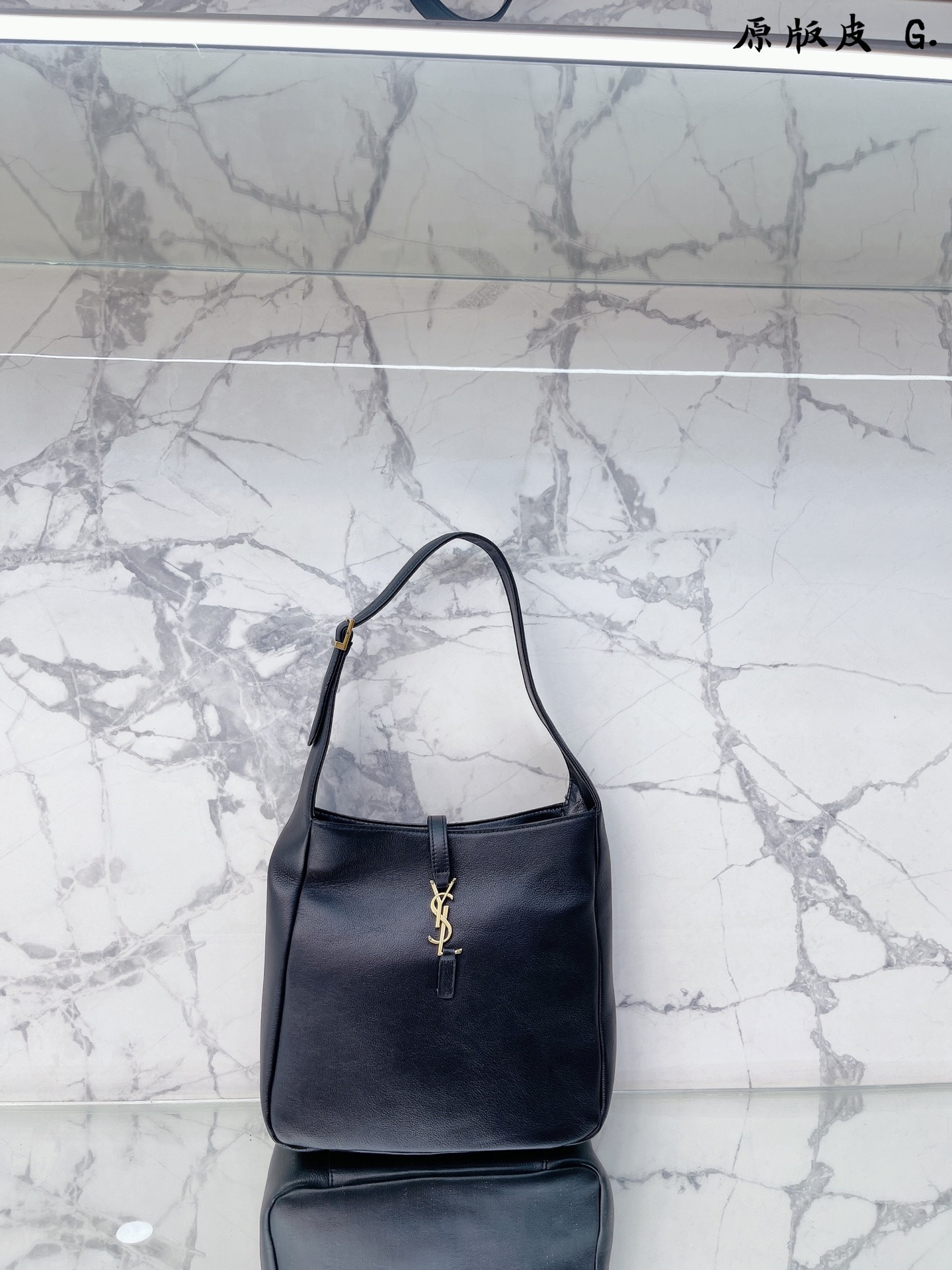 原版皮  Saint Laurent 圣罗兰 YSL  Hobo腋下 水桶包  Saint Laurent 圣罗兰 家当之无愧的入门经典款 超级耐燥这个皮质真的是我最爱的皮质之一不怕刮牛皮的纹理也有质感 相比金链我更喜欢链非常耐看 链条收包里可以完美当成手包一包两用简直赚到啦 作为一个超大卡包不是很能装是肯定的不能装太厚的东西出门带几张卡带个口红粉饼是没问题的28 26cm