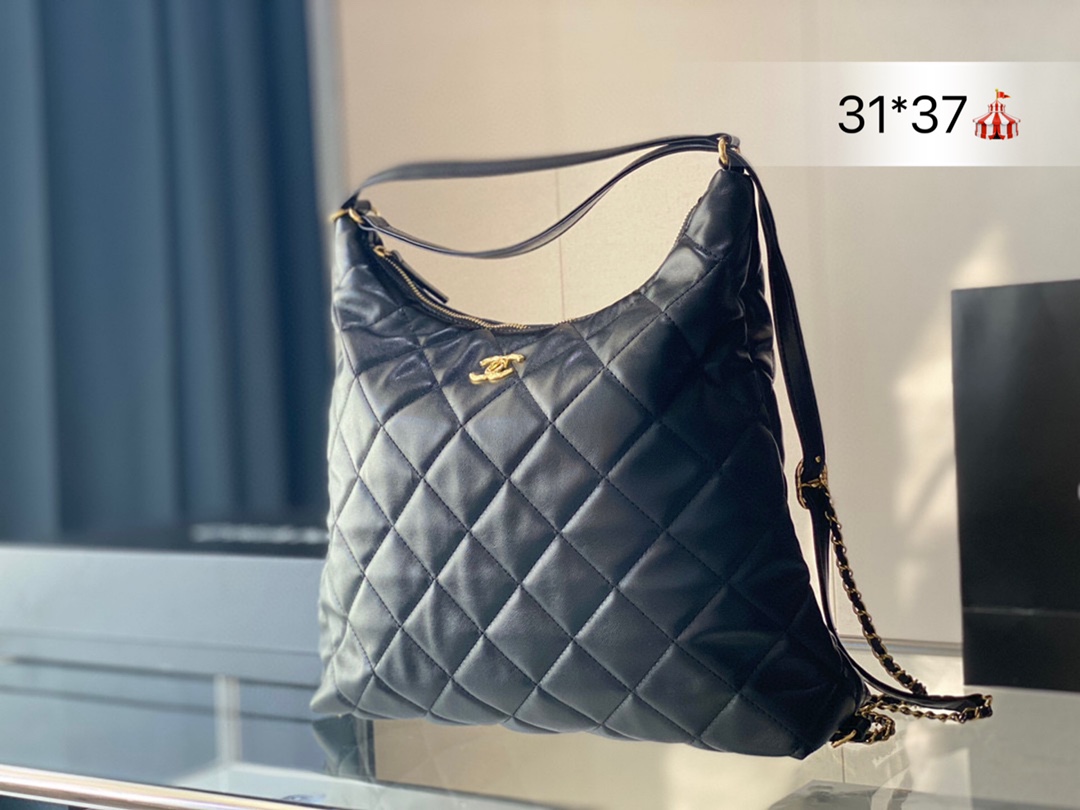 J0 chanel22b香奈儿终于有认真做大包了二 这个hobo嬉皮包预计会很火，多种背法， 可以双肩包可以斜挎可以手拎可以挎腕可以腋下，满足一切需要。 而且随性帅气，容量很足。chanel22B 香 奈儿22B 尺寸31*37″},”is_vip”:false,”shop_name”:”包包工厂