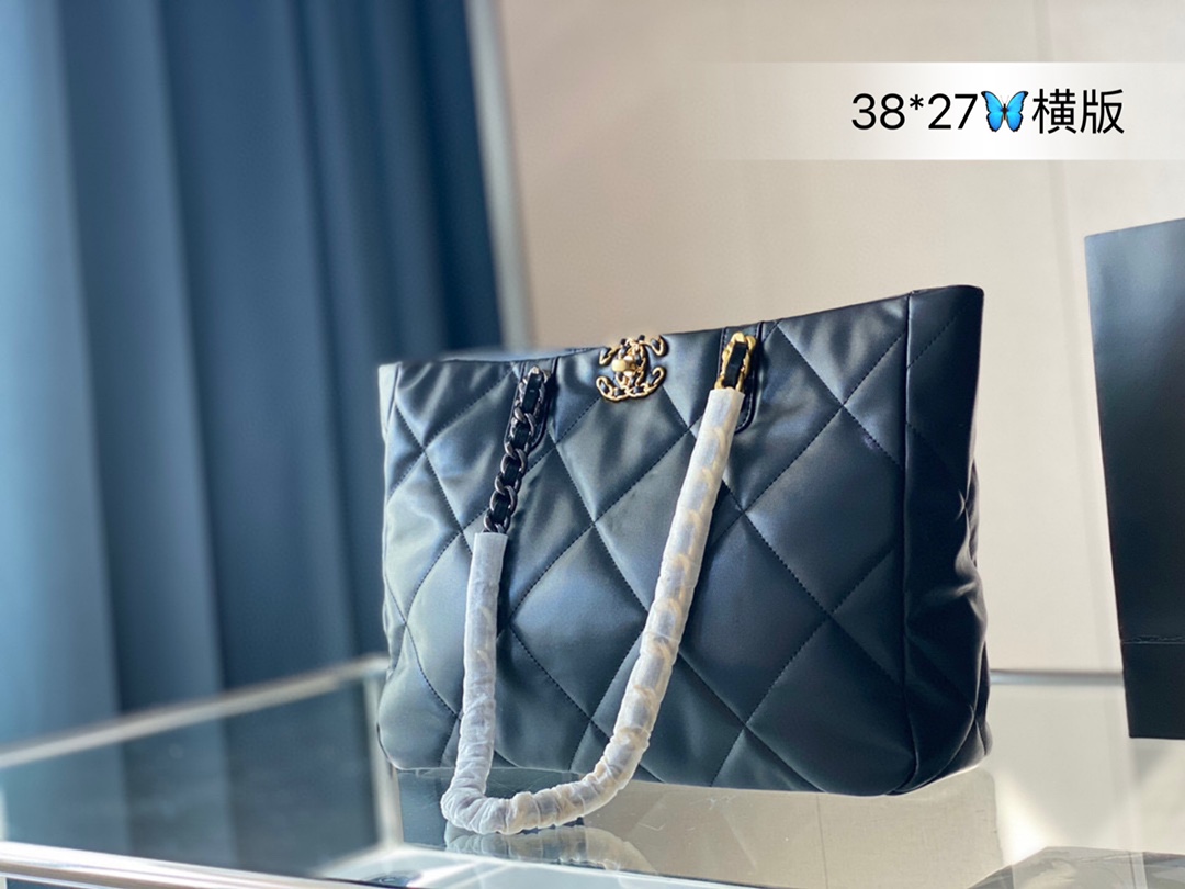 K0 横版折叠礼盒 香奈儿托特包 香奈儿购物袋 Chanel 托特 大气时髦购物袋香奈儿Chanel一眼就爱上，vintage高级感满满的tote配金链条的经典设计，大小刚好.整体五金是做旧的，做旧感自然不失真 喜欢高级感简单的姐妹一定要留 尺寸：横38*27cm