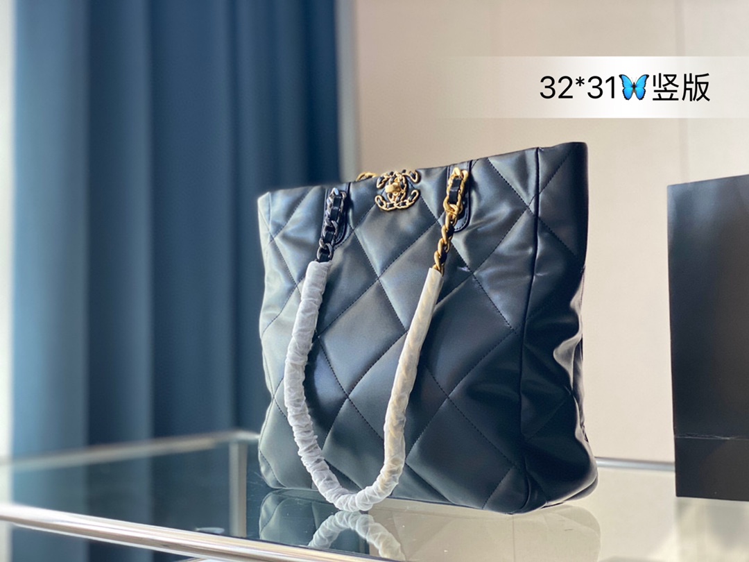 K0 竖版折叠礼盒 香奈儿托特包 香奈儿购物袋 Chanel 托特 大气时髦购物袋香奈儿Chanel一眼就爱上，vintage高级感满满的tote配金链条的经典设计，大小刚好.整体五金是做旧的，做旧感自然不失真 喜欢高级感简单的姐妹一定要留 尺寸：竖版32*31cm