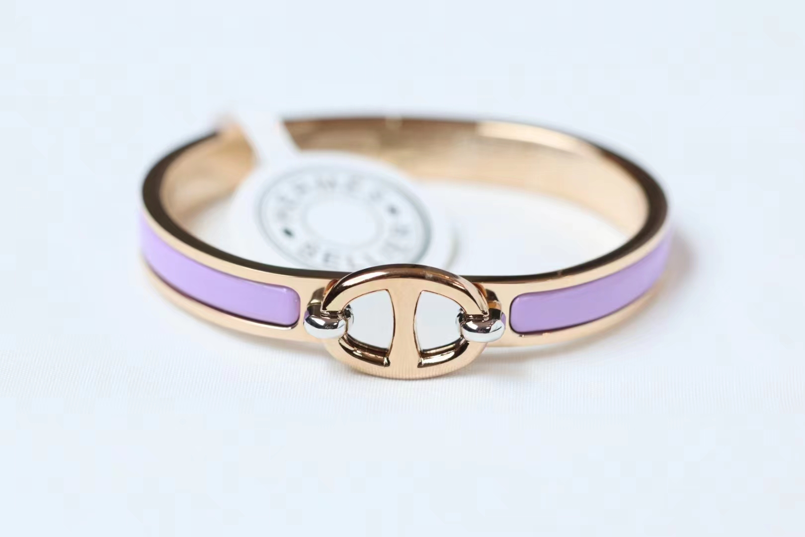 NO:102164,Lilac purple Hermes Mini Clic purple pig nose bracelet colorful purple orchid, with an elegant atmosphere... I am still confused about buying Mas hand but I am afraid of the door bumping out of the style!  The new love of Mas bracelet is here, and the new bracelet for this year's autumn and winter is so great. I love it is a classic style of Mas - a pig's nose, paired with five colors of enamel!  This pig's nose looks more delicate and charming. You are so moved. Size 17 inches, 18 inches, Hermes bracelet, christian louboutin, hermes, hermes, bracelet19860909丁香紫 Hermes爱马仕 Mini Clic 紫色 猪子鼻手镯 浪缤漫纷的罗紫兰色,散着发优雅的气息… 还纠在结想爱买马仕手但镯又怕门出撞款嘛！新爱款马仕镯手来了,今年的秋款冬新出手的镯也太赞了.又爱是马仕的典经款—猪鼻子 搭五配颜六色的珐琅！ 个感人觉这猪款鼻子的起看来更精致皮俏了一点 你,心了动嘛 尺寸17寸、18寸,爱马仕手镯,christian louboutin,hermes,hermes,bracelet,Jewelry