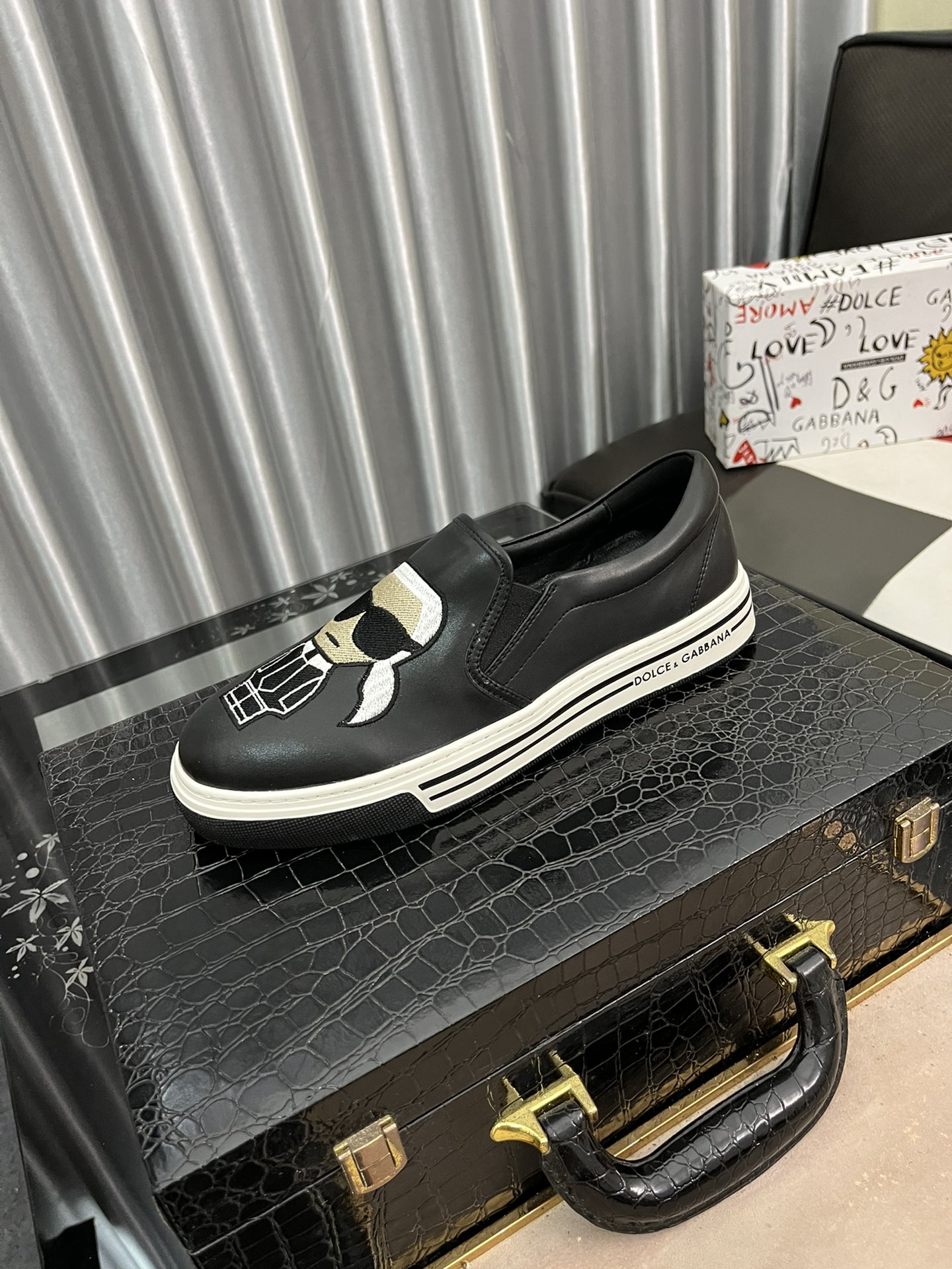 I0 Dolce & Gabbana 杜嘉班纳 最新爆款休闲鞋,顶端品牌奢侈～代购,顶级～质量.专柜同卖产品鞋面選用进口透气牛皮搭配手工绣花针拼接材质透气羊皮内里精细做工.原版个性时尚柔软橡膠耐磨防滑大底,上脚轻巧舒适,实物拍摄實物更好看码数: 38-44.2色可选