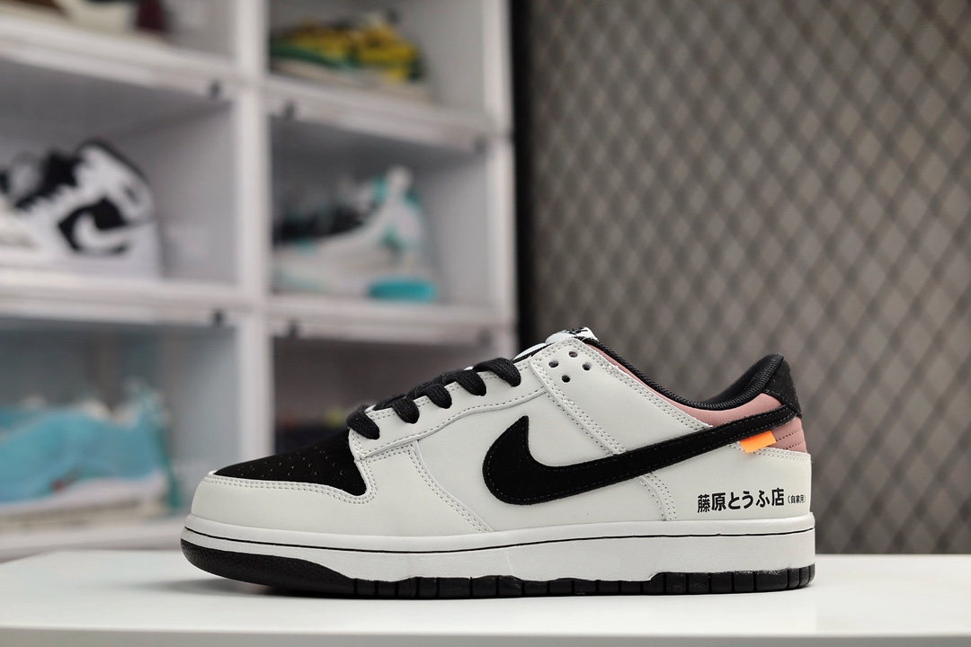 H0 定制联乘日本青年人气动漫《头文字D》x NK SB Dunk Low”INITIAL D\/Toyota AE86″米白黑紫藤原拓海相信小伙伴最近都被超多配色的 Dunk 看花了眼，NK 今年下半年更是「调色盘」疯狂发力，就算是一直关注鞋圈的核心玩家，也几乎快要「傻傻分不清了」最近社交媒体发现的一双 Dunk Low，让人眼前一亮的新奇设计绝对能让它在众多 Dunk 中脱颖而出。这双鞋出自国外球鞋定制团队之手，以人气动漫《头文字D》中的 Toyota AE86 为灵感打造。配色方面还原了「熊猫」 AE86 的黑白双拼设计，不过磨砂皮面的质感看起来似乎是更加偏向灰色。最经典「藤原とうふ店」字样在后跟侧面得到忠实还原，后跟处中底上还印有「群马 55 13-954」的车牌号。鞋侧 Swoosh Logo 末端的橙色标签则呼应车尾灯，丰富的动画元素细节让整双鞋极具辨识度。鞋舌 Tag 上用 AE86 取代原本的 Nike，彰显鞋款身份。