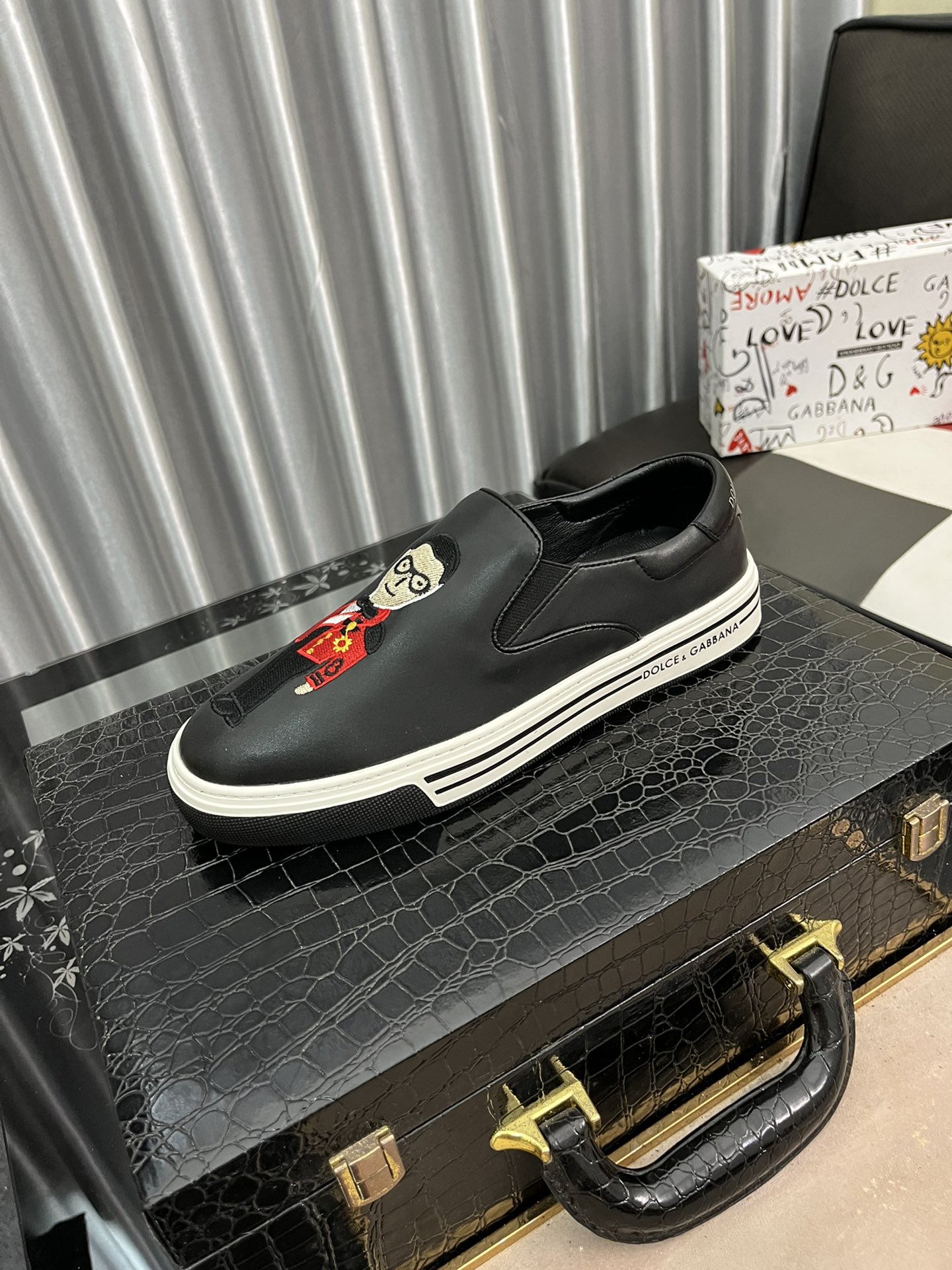 I0 Dolce & Gabbana 杜嘉班纳 最新爆款休闲鞋,顶端品牌奢侈～代购,顶级～质量.专柜同卖产品鞋面選用进口透气牛皮搭配手工绣花针拼接材质透气羊皮内里精细做工.原版个性时尚柔软橡膠耐磨防滑大底,上脚轻巧舒适,实物拍摄實物更好看码数: 38-44.2色可选