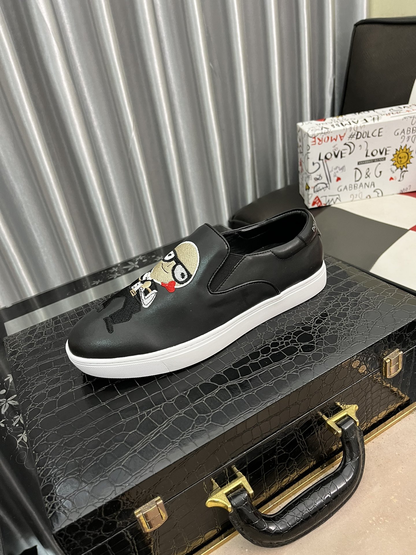 I0 Dolce & Gabbana 杜嘉班纳 最新爆款休闲鞋,顶端品牌奢侈～代购,顶级～质量.专柜同卖产品鞋面選用进口透气牛皮搭配手工绣花针拼接材质透气羊皮内里精细做工.原版个性时尚柔软橡膠耐磨防滑大底,上脚轻巧舒适,实物拍摄實物更好看码数: 38-44.2色可选