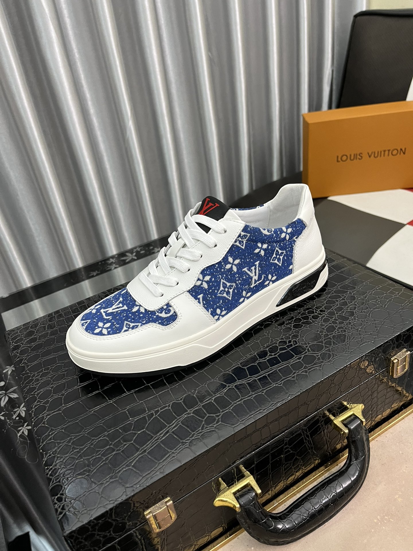 I5 Louis Vuitton 路易威登 LV 原版1:1复刻,官网专柜同步上市,潮流时尚不失低调男士休闲鞋,进口头层牛皮,羊里,原版橡胶大底,码数：38-442色可选