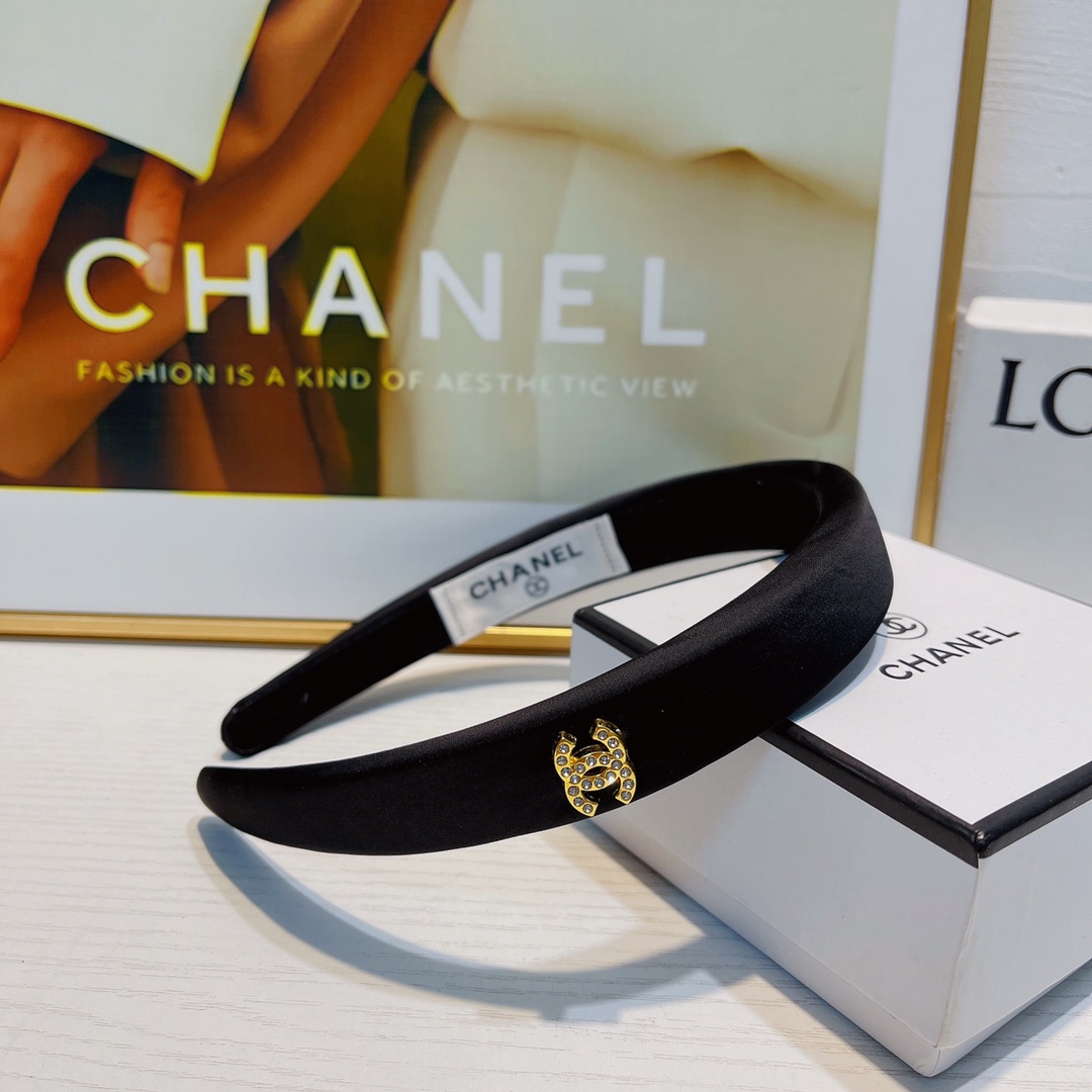 NO:281347,CHANEL Xiaoxiang CHANEL hairband Korean narrow version diamond-inlaid logo hairband Temperament versatile little fairy must-have item Treasure style Closed eyes recommended (single) hair accessories, hairpins, chanel, hairpins19860909CHANEL小香 CHANEL发箍 韩系窄版镶钻logo发箍 气质百搭小仙女必入单品 宝藏款 闭眼入推荐款（单个）发饰,发夹,chanel,hairpins,accessory