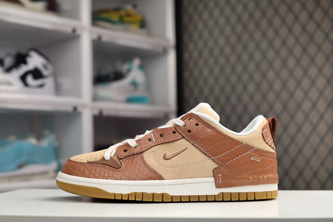 H0 Nike Dunk Low Disrupt 2采用棕褐色翻毛皮底座，网眼鞋舌搭配棕色鳄鱼纹皮革覆面。侧面缝制Swoosh标志、白色鞋带、鞋垫和橡胶外底上方的中底，完美演绎了这一设计。继续扩大Dunk Low Disrupt 2系列，推出全新的“棕色鳄鱼”配色。