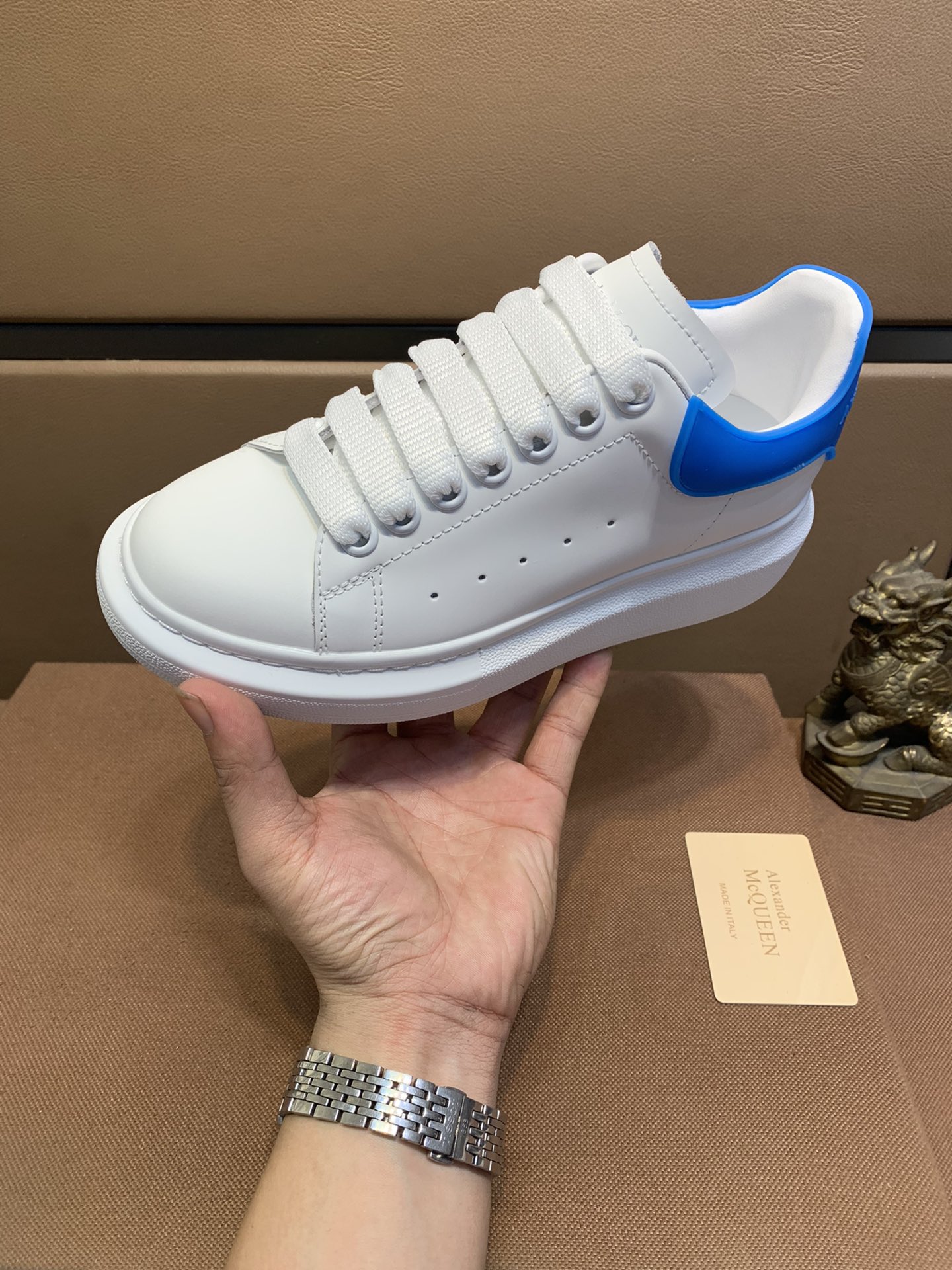 I5 果冻尾情侣款ALEXANDER MQUEEN经典原单版本跟单货亚历山大·Alexander Mcqueen 麦昆 ；顶级代购情侣最新专柜同步发售，意大利进口小牛皮;品牌工艺；「凸显·高端·档次·贵气」做工考究羊皮内里，鞋底：原厂特供原版底，独家双层活动成型底超级舒适，实物拍摄实物更赞高品质，可随意进出专柜，女码35-40 男码38-45[咖啡]欢迎砸单