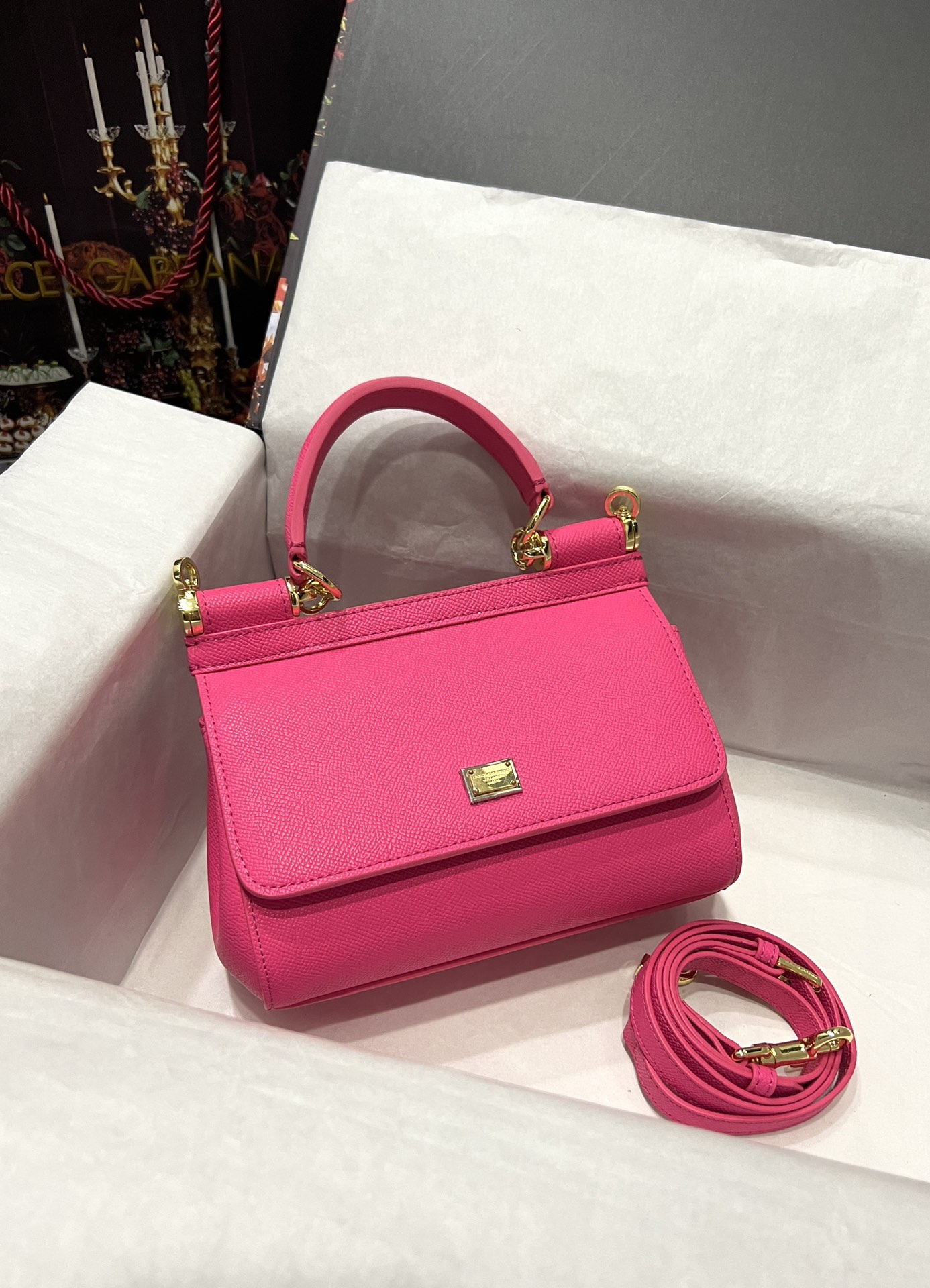 Top original order Dolce & Gabbana 👑
A Birkin bag in the fashion industry 👜 always has a hot 🔥 luminous ✨ highlight 🎨 that always makes people love it 💋 The color is always outstanding 🙅 The selection of materials gives people a strong visual impact 🎏 It has become a vibrant style and creativity to the fashion circle 🙅 🌟 Size: 20×17×7 model 4135