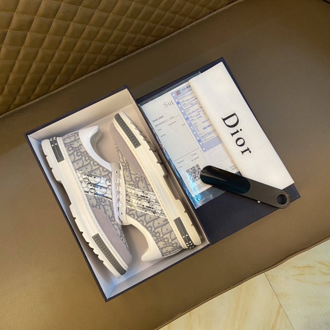 I5 最高版本官网一比一最高版Dior迪奥2022走秀四季款运动系列著名演员网红身穿超火设计了多款以法国艺术家妮基·圣法尔Niki de Saint Phalle的雕塑作品为圆环圆，材料 面料：进口原版牛皮面帆布。原版内里 大底：原版大底 男鞋