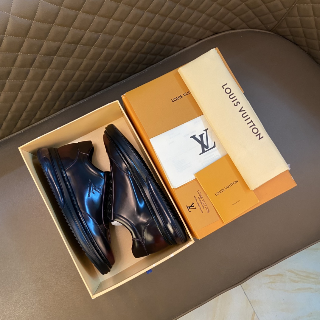J0 LOUlS VUlTTON路易威登～独特现风运动鞋。LV专柜代购休闲鞋商务皮鞋 正装皮鞋 男士2022专柜同步发售，意大利进口原版品牌精选头层柔软牛皮。 羊皮内里 拒绝脱色磨脚鞋底：原厂特供原版底，。法国懒人风格设计 套脚 贴原单品质 超舒服原版底 。就好像实物拍摄实物更赞 适合户外司机驾车完美 高品质板鞋，男装男鞋